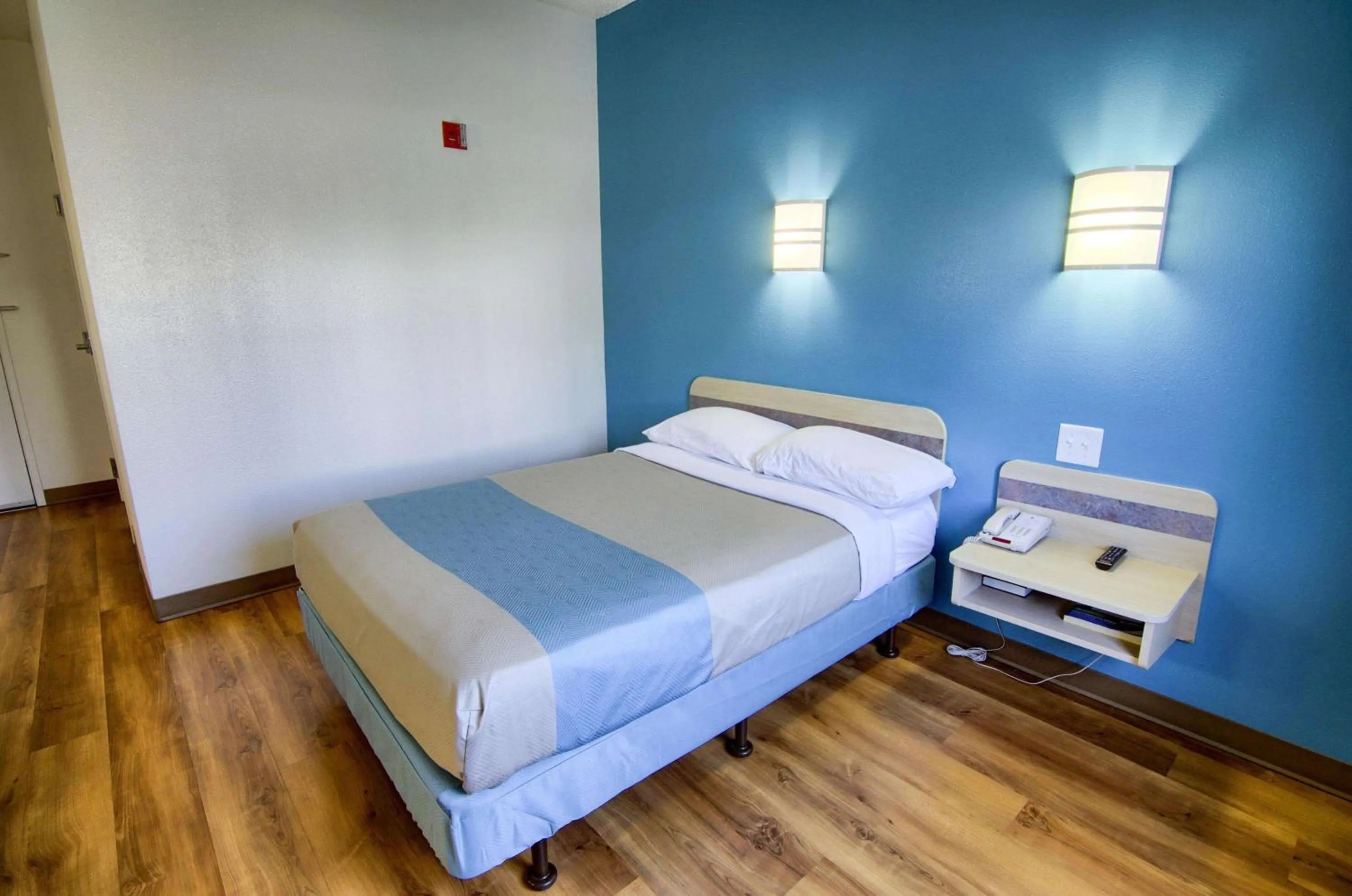 Bedroom, Bed in Motel 6-Portsmouth, NH