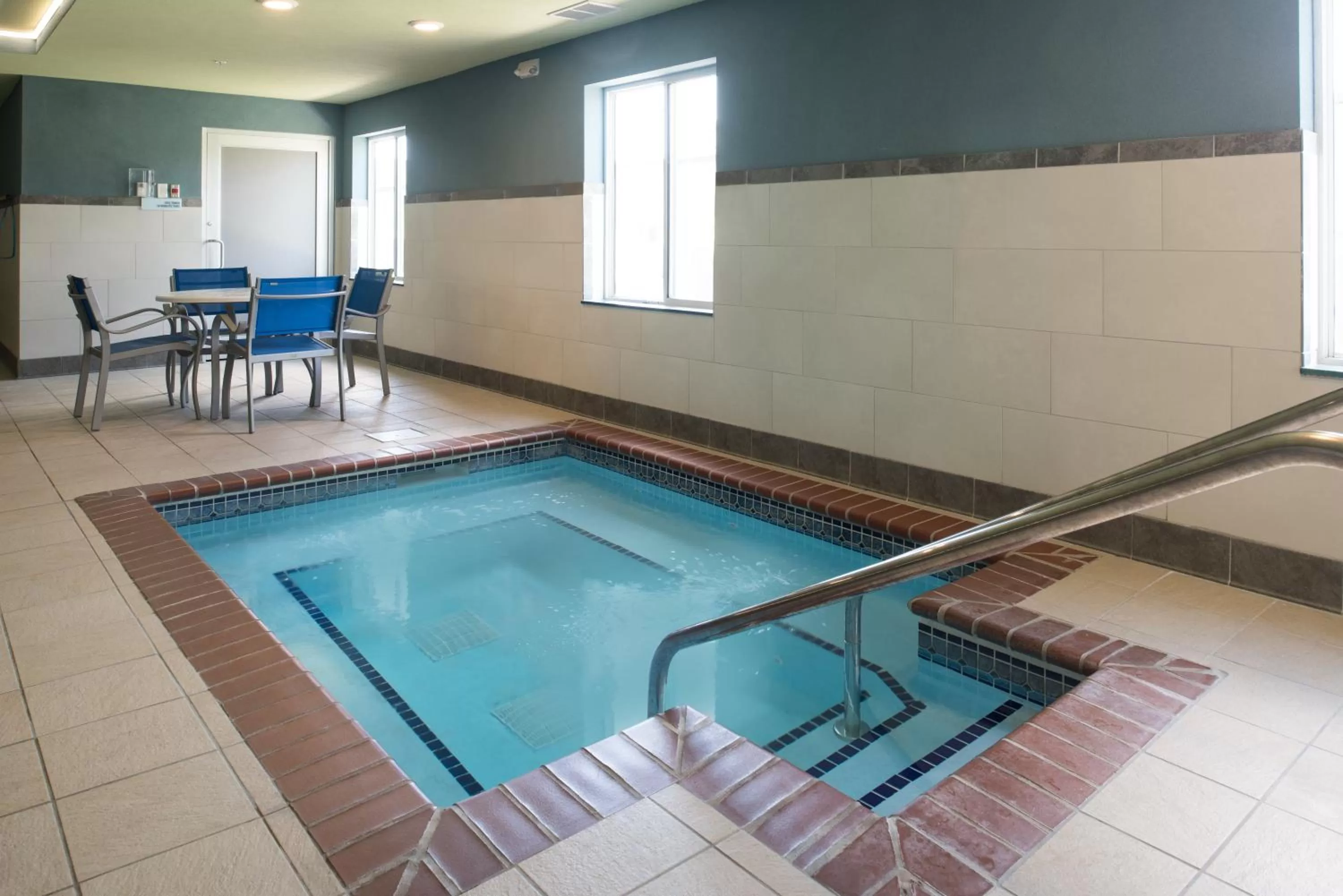 Swimming pool in Holiday Inn Express Hotel & Suites Burlington by IHG