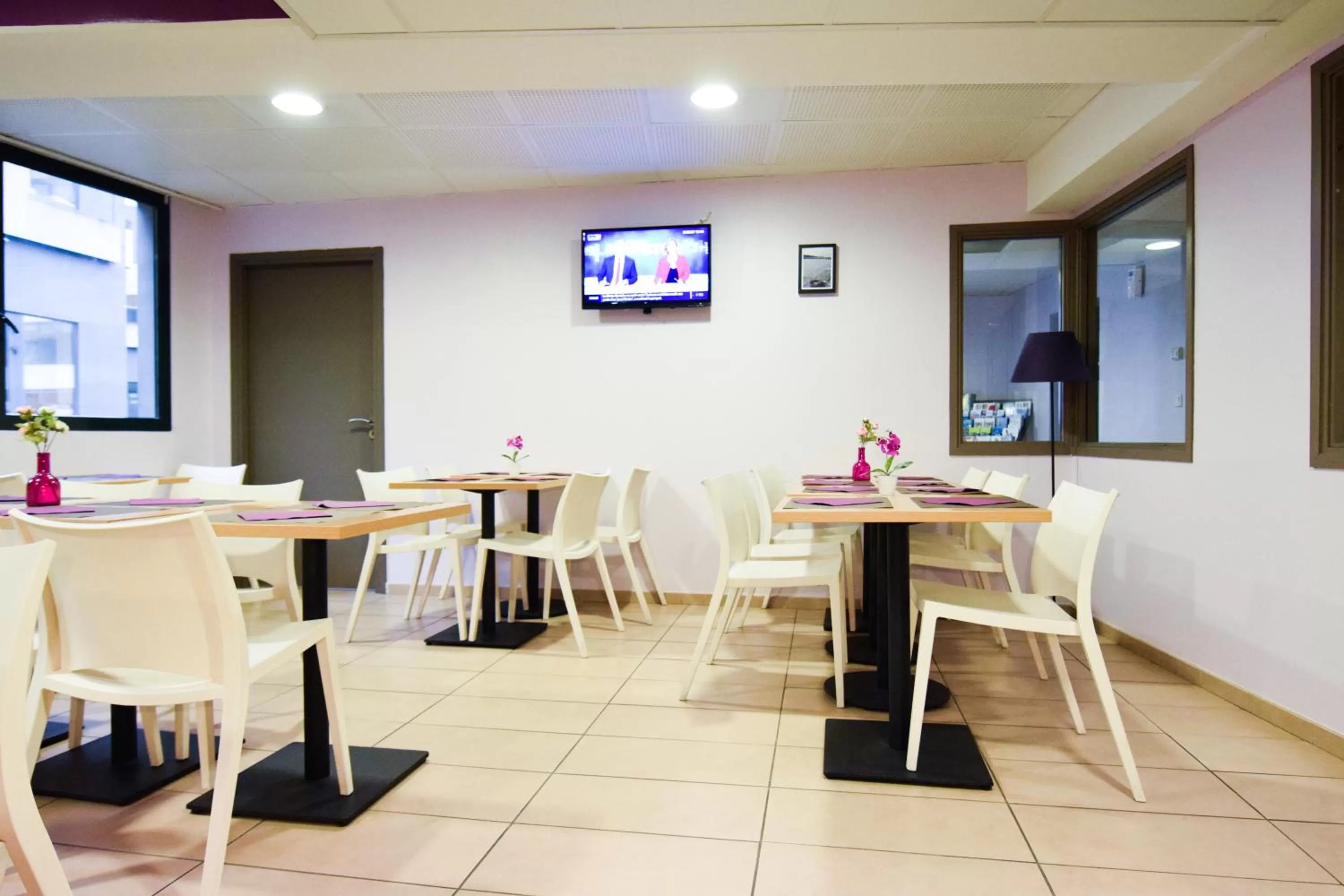 Communal lounge/ TV room in Residhotel Lyon Lamartine