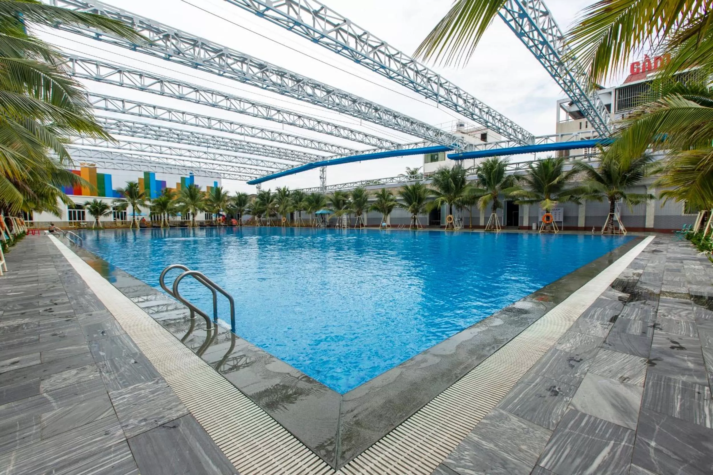 Swimming pool in Hoang Hung Hotel