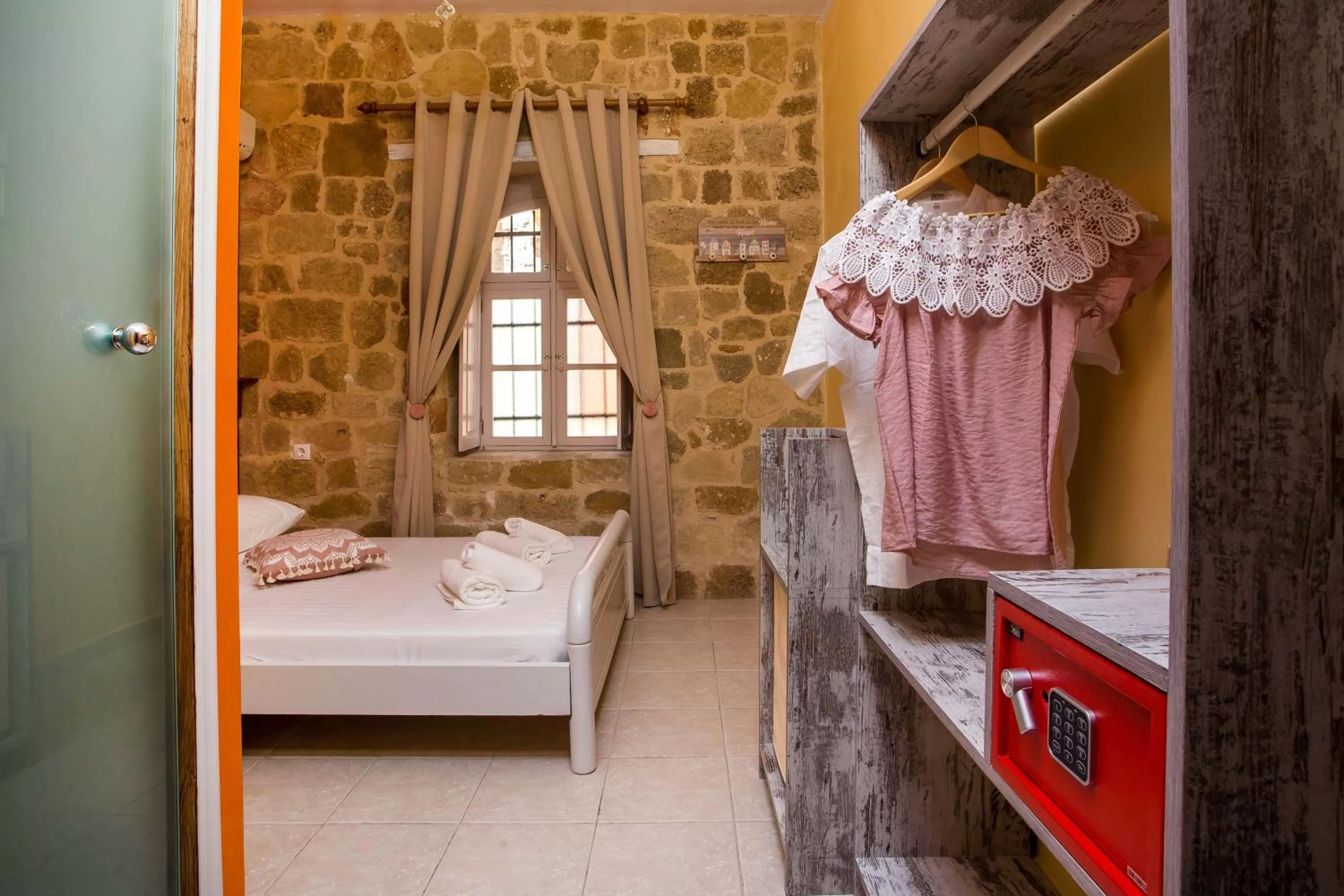 Photo of the whole room, Bed in Attiki Hotel