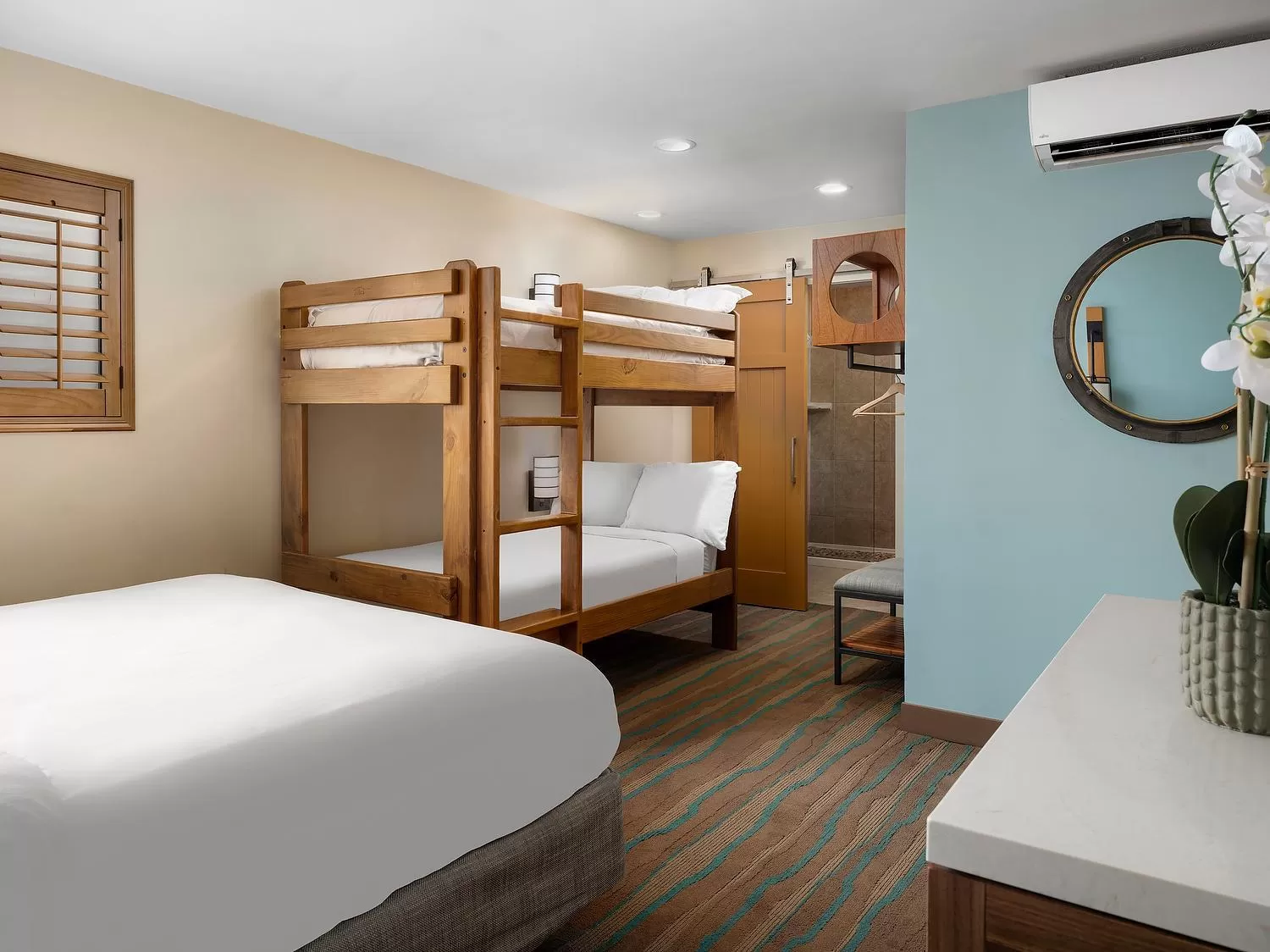 Photo of the whole room, Bed in Catalina Island Inn