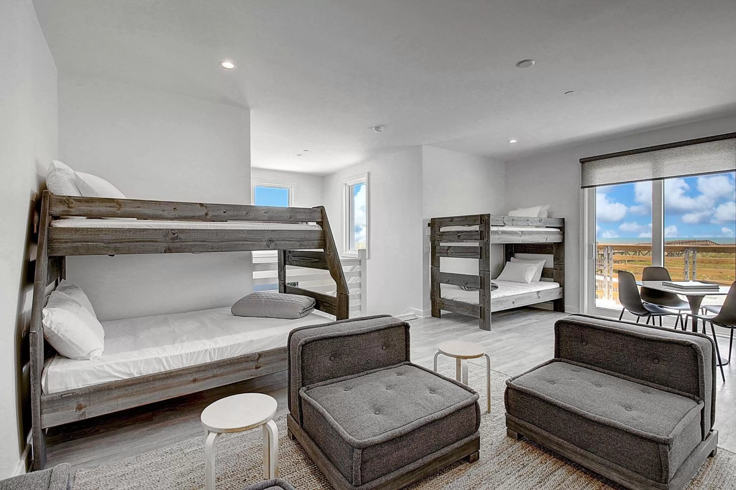 Balcony/Terrace, Bed in Lively Beach