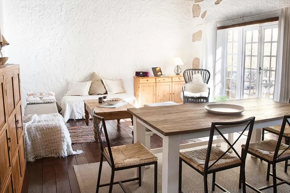 Communal lounge/ TV room in Sansofi Guesthouse