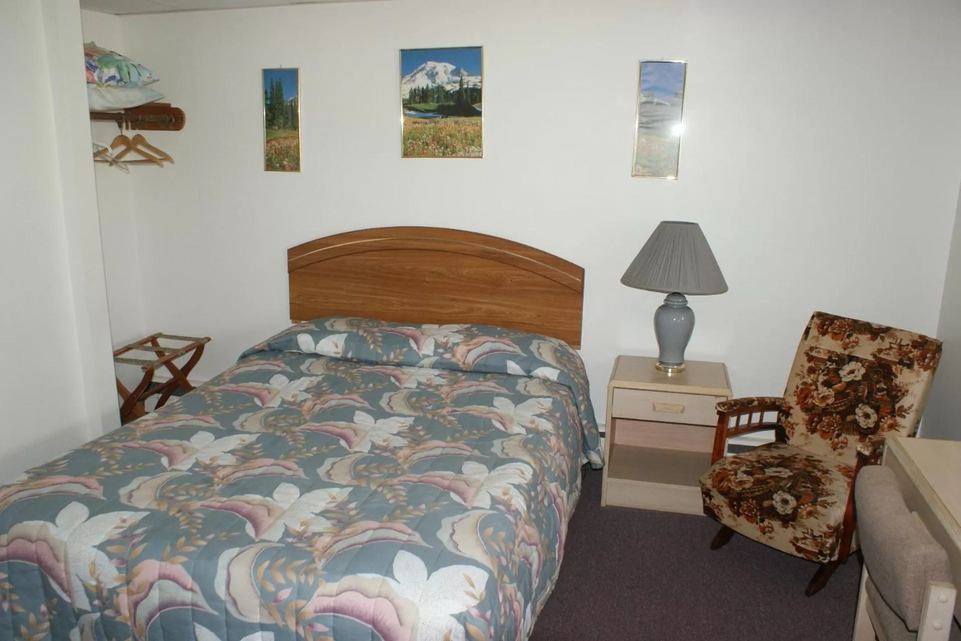 Photo of the whole room, Bed in Northern Peaks Motor Inn
