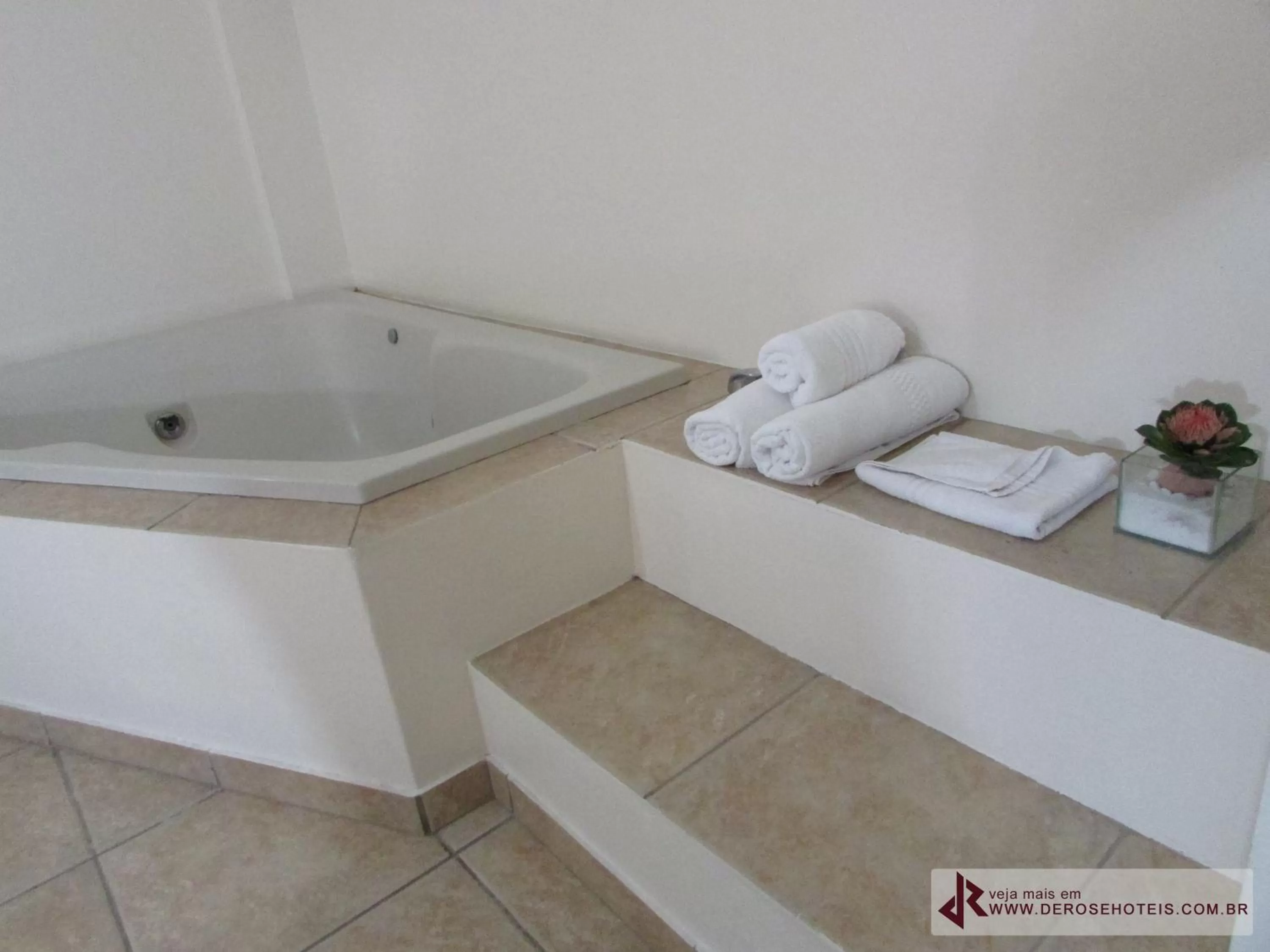 Hot Tub, Bathroom in De Rose Palace Hotel