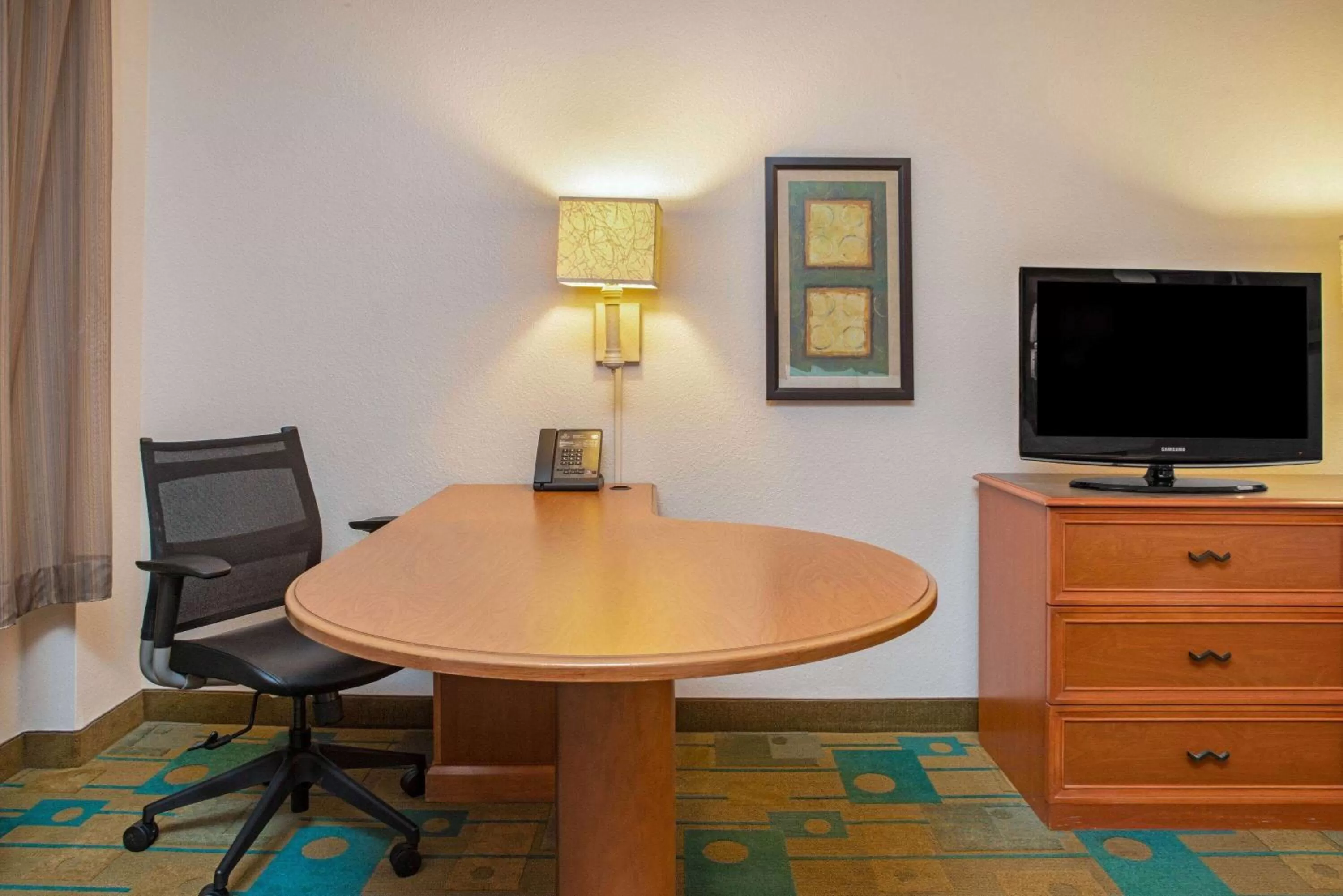 Photo of the whole room in La Quinta by Wyndham USF (Near Busch Gardens)