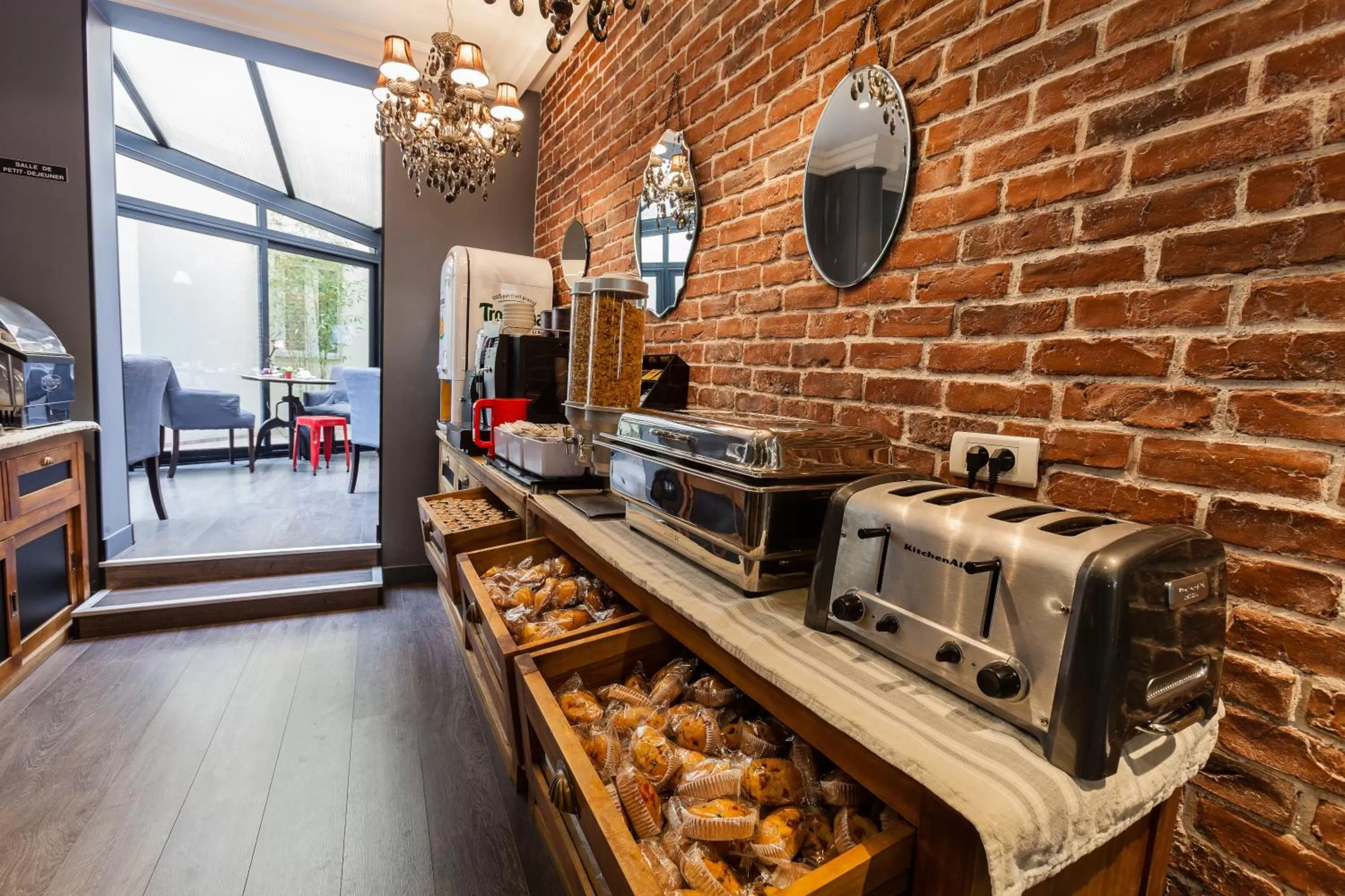 Restaurant/places to eat in Atelier Montparnasse Hôtel