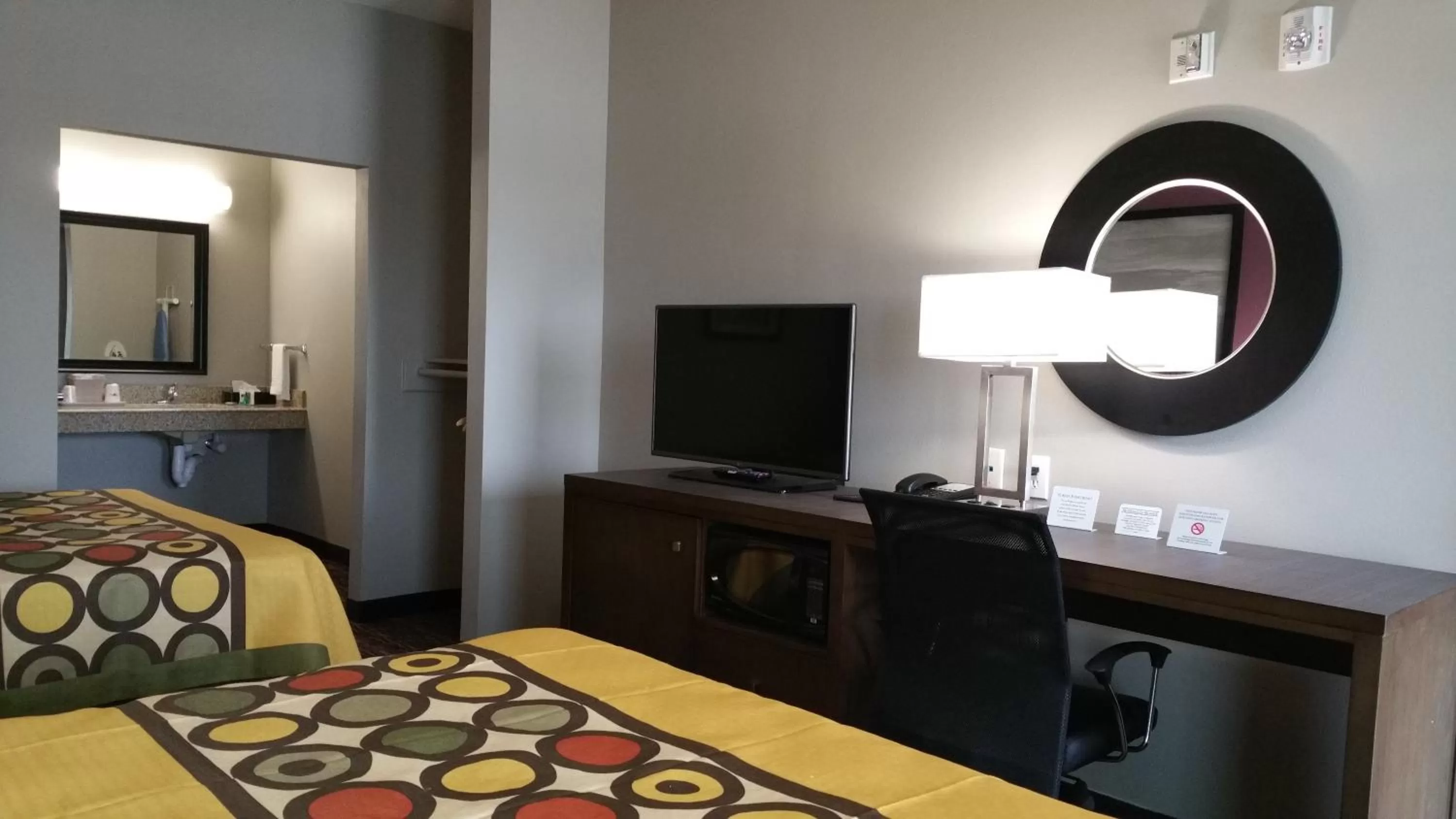 Photo of the whole room, Bed in Super 8 by Wyndham Carrizo Springs