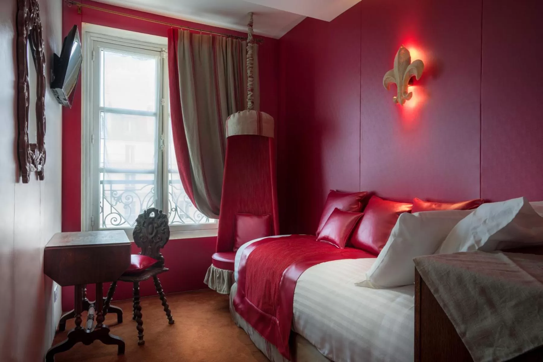 Photo of the whole room, Bed in Le Temple De Jeanne