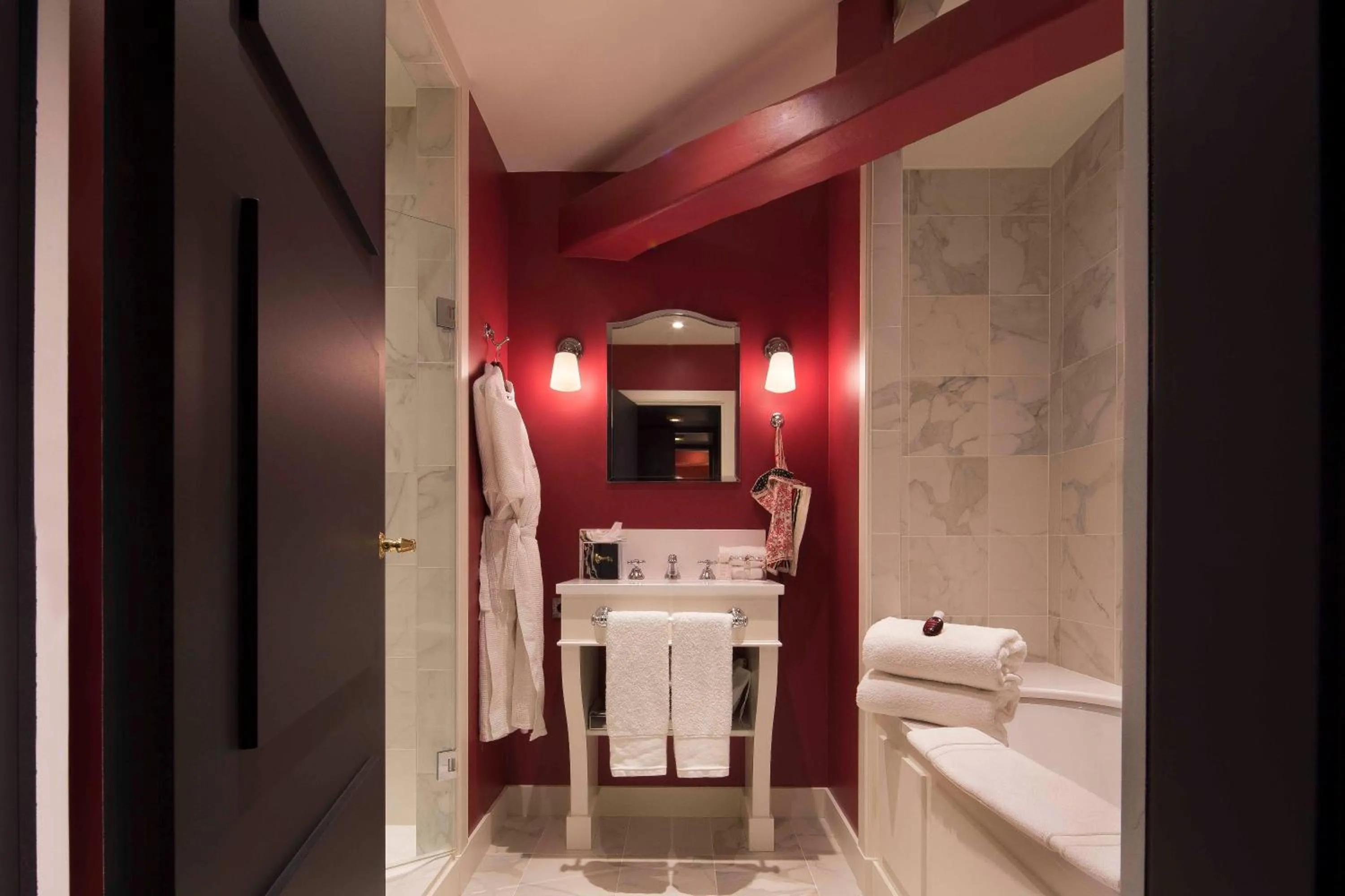 Bathroom in La Chambre du Marais