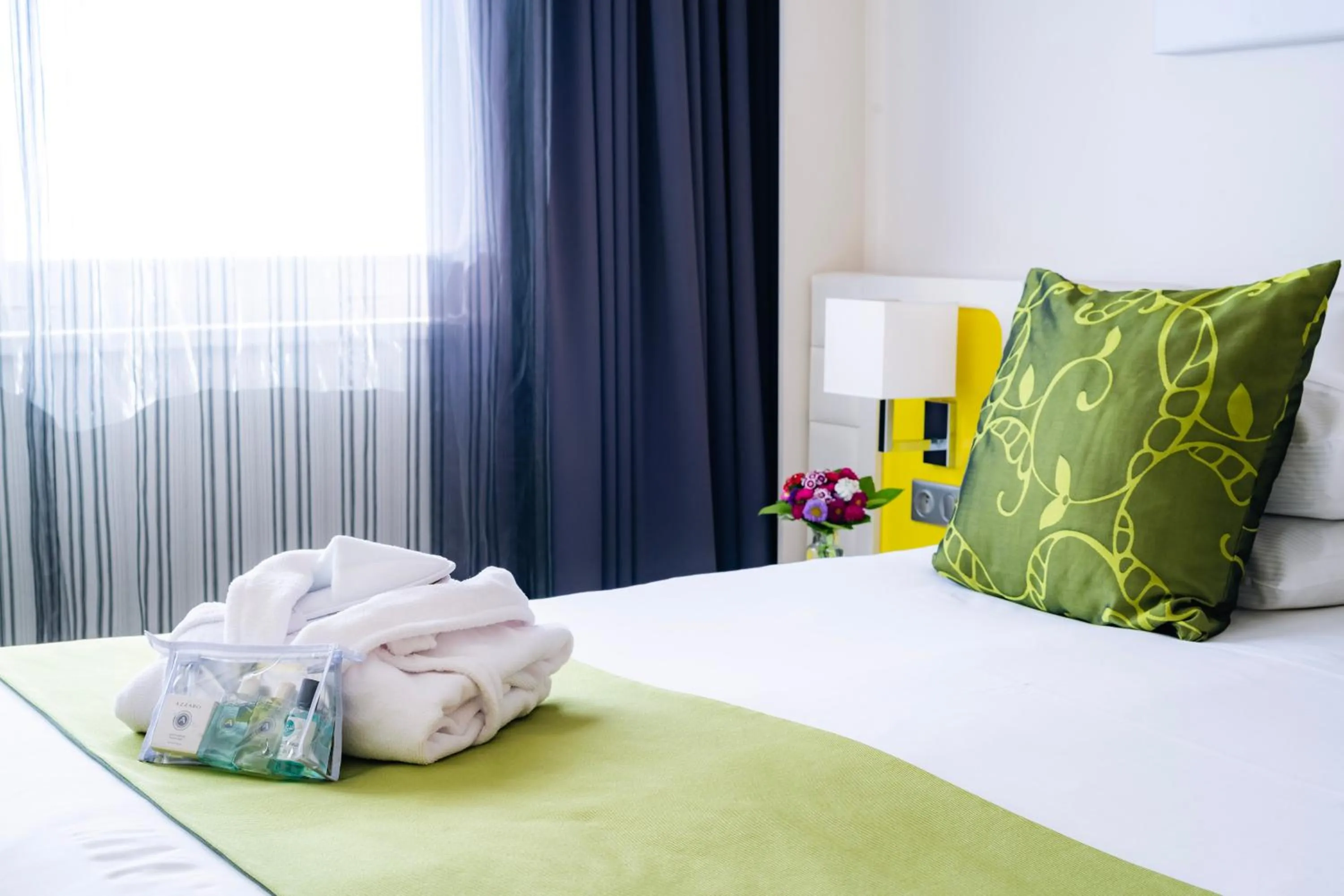 Bed in Best Western Plus Hôtel Le Rhénan & Restaurant Chez Claude