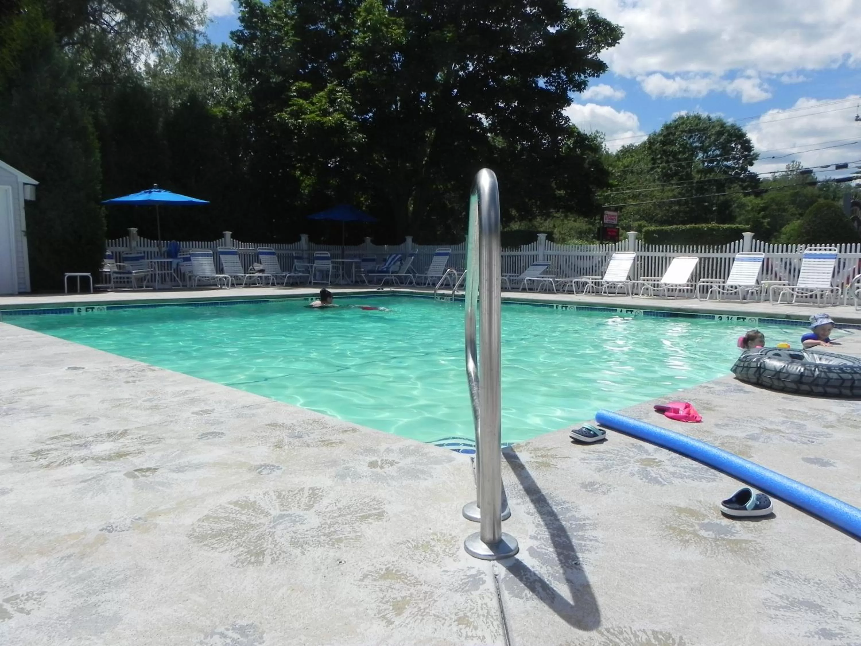 Swimming pool in Elmwood Resort Hotel