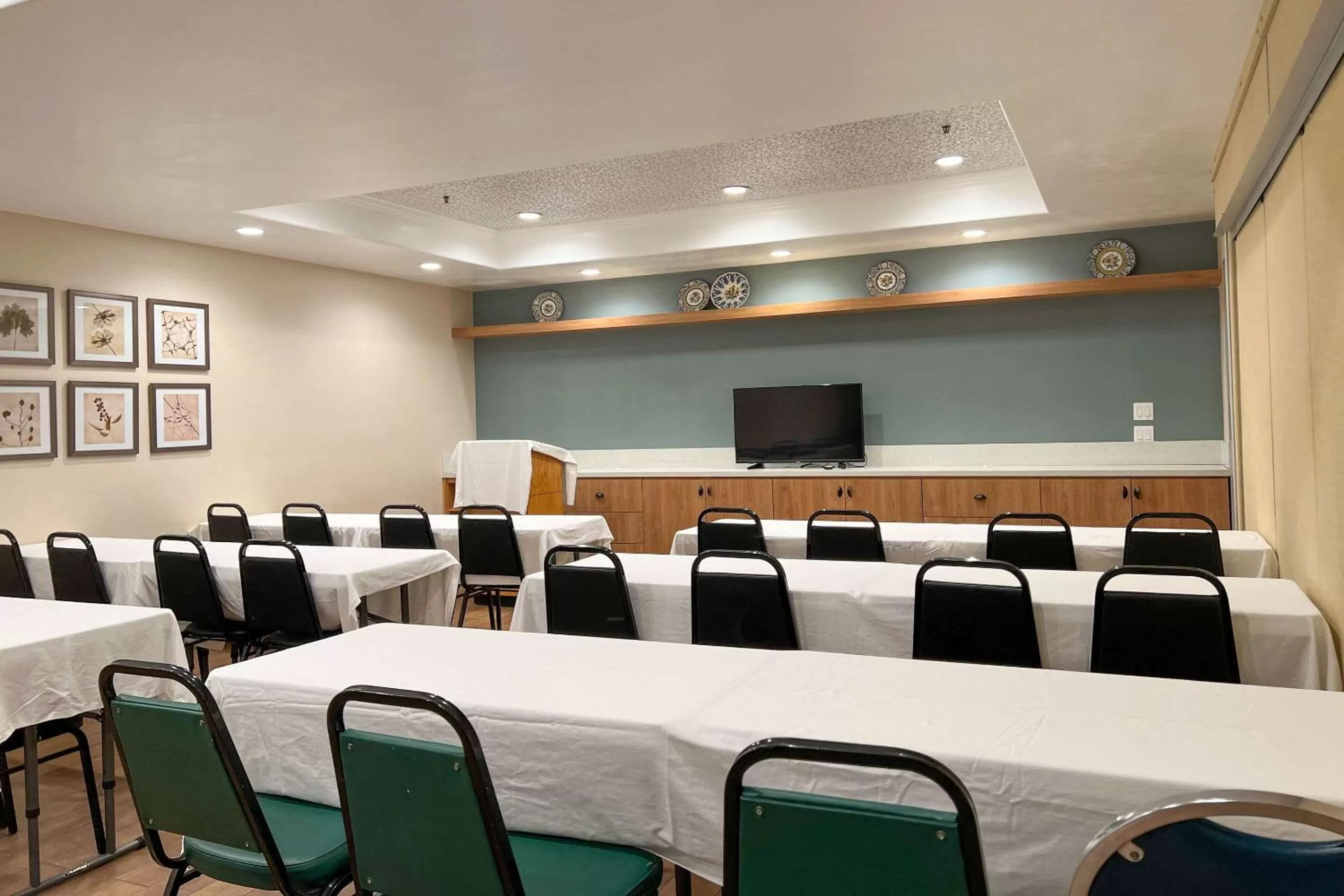 Meeting/conference room in MainStay Suites Orange County John Wayne Airport