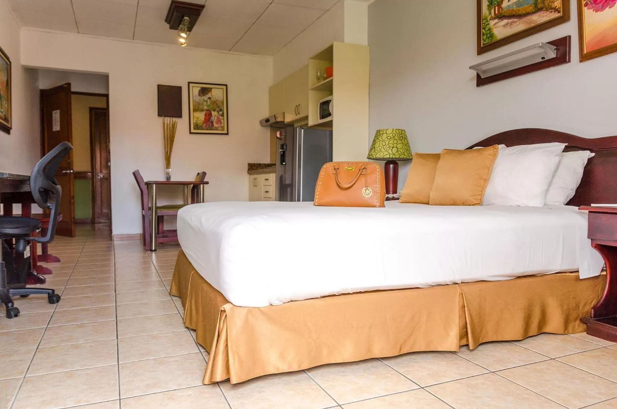 Kitchen or kitchenette, Bed in La Sabana Hotel Suites Apartments