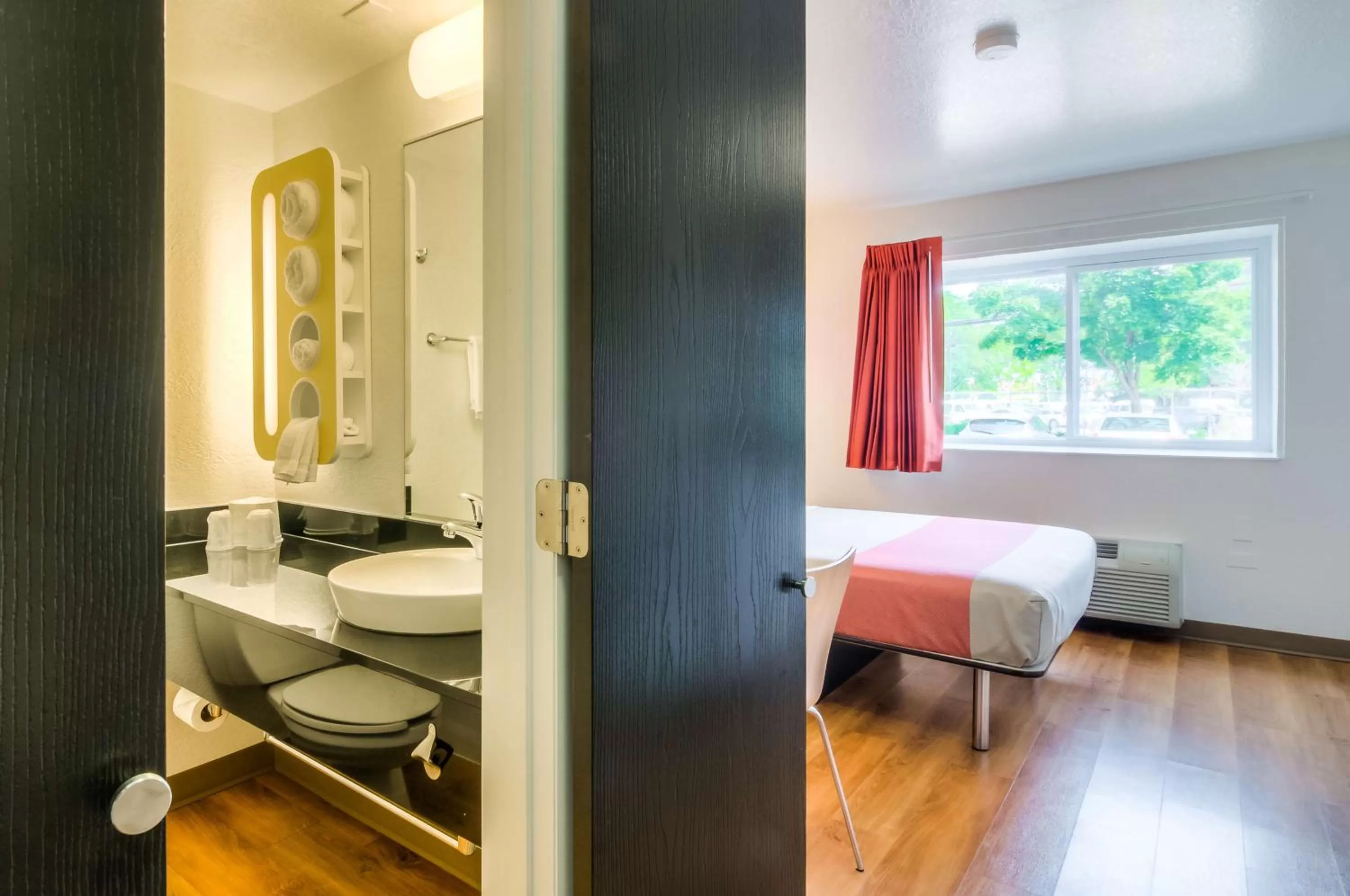 Bedroom, Bed in Motel 6-Arlington Heights, IL - Chicago North Central