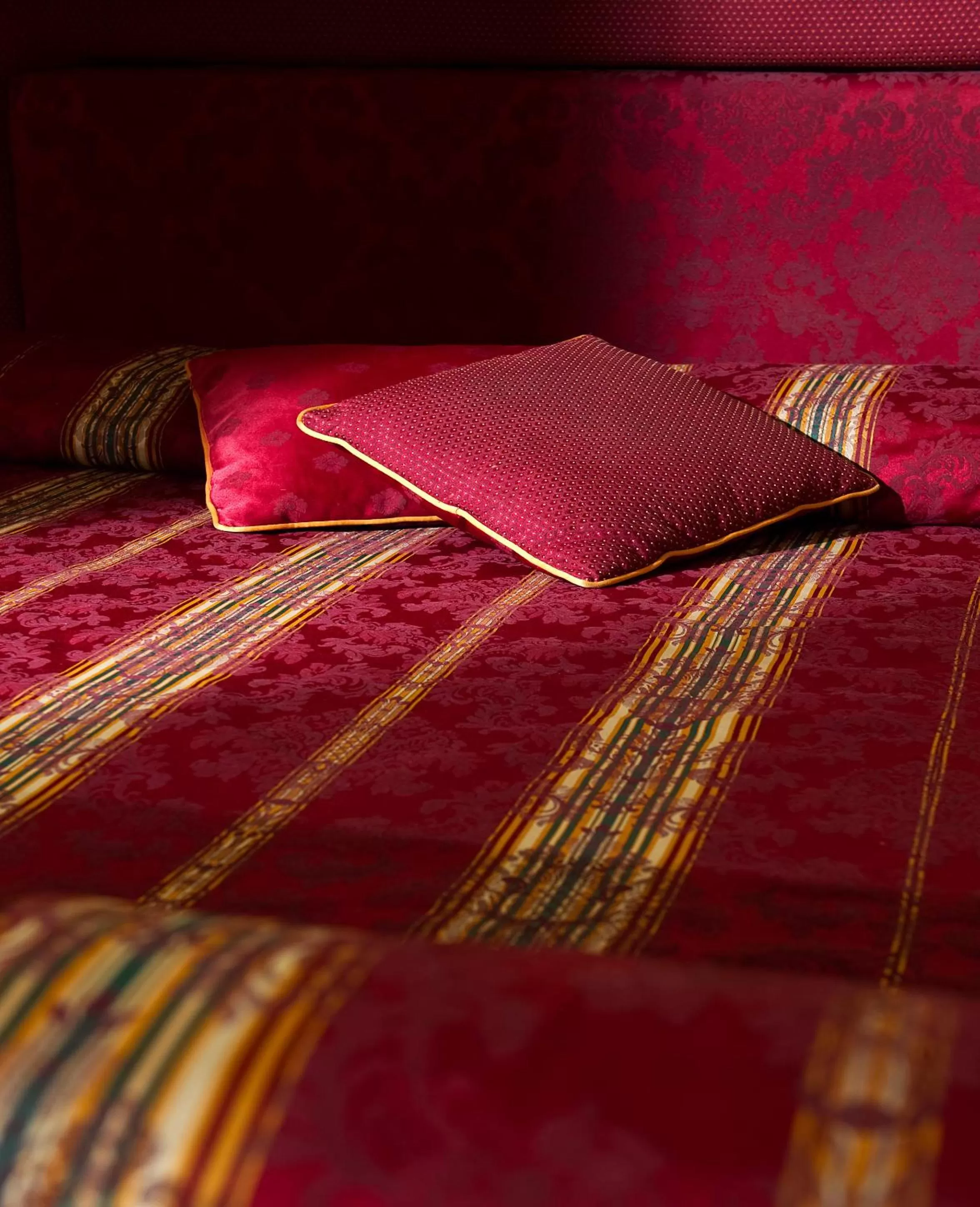 Facade/entrance, Bed in Chiaja Hotel de Charme