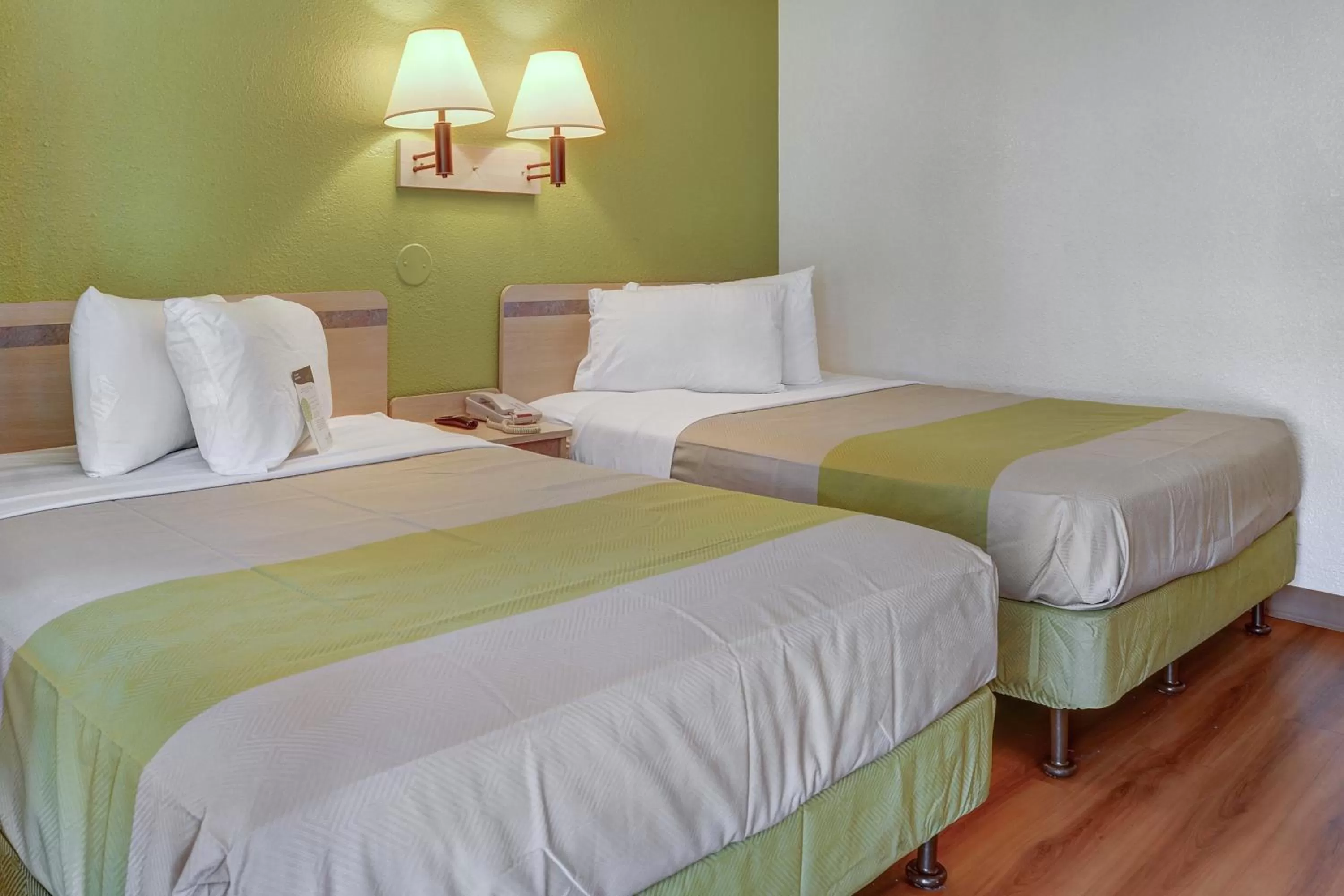 Bedroom, Bed in Motel 6-Eugene, OR - South Springfield