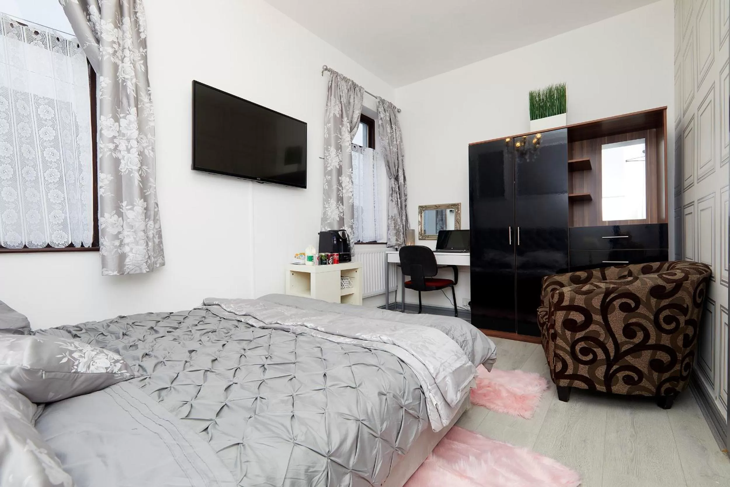Bedroom, TV/Entertainment Center in Parkside Lodge