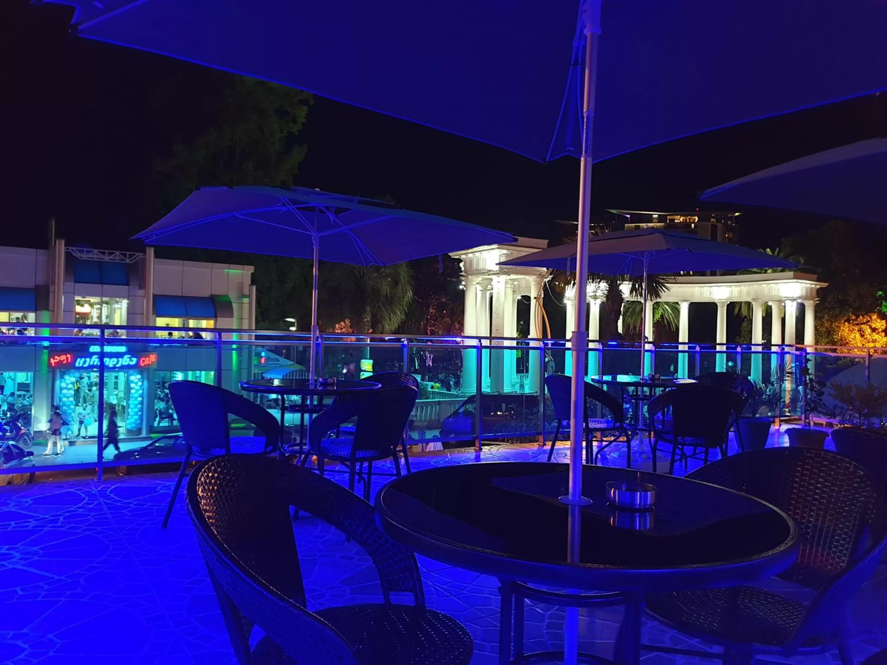 Balcony/Terrace, Swimming Pool in Hotel Park