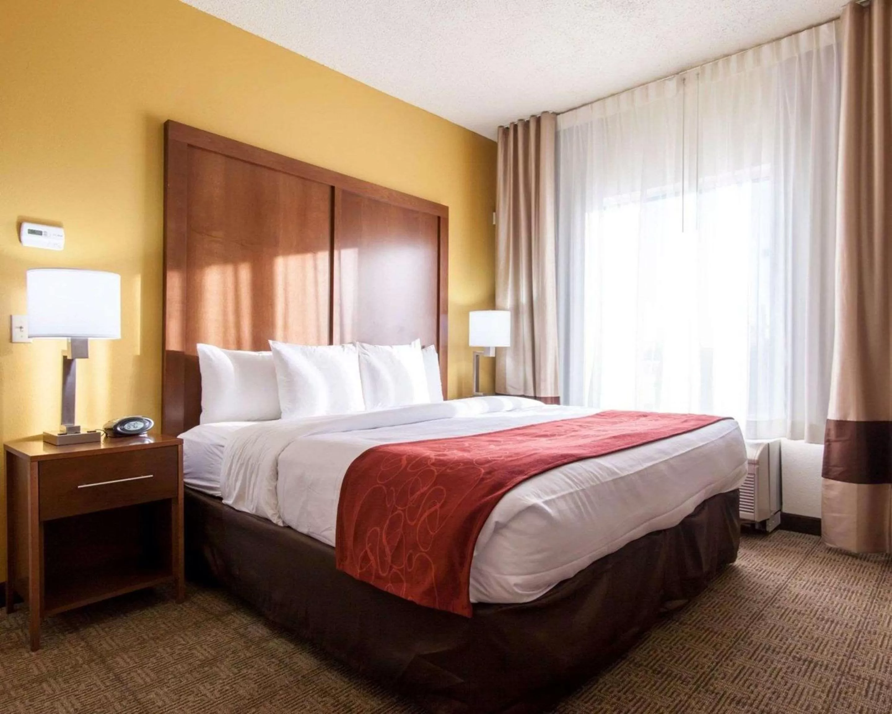 Photo of the whole room, Bed in Comfort Suites Tulsa Central