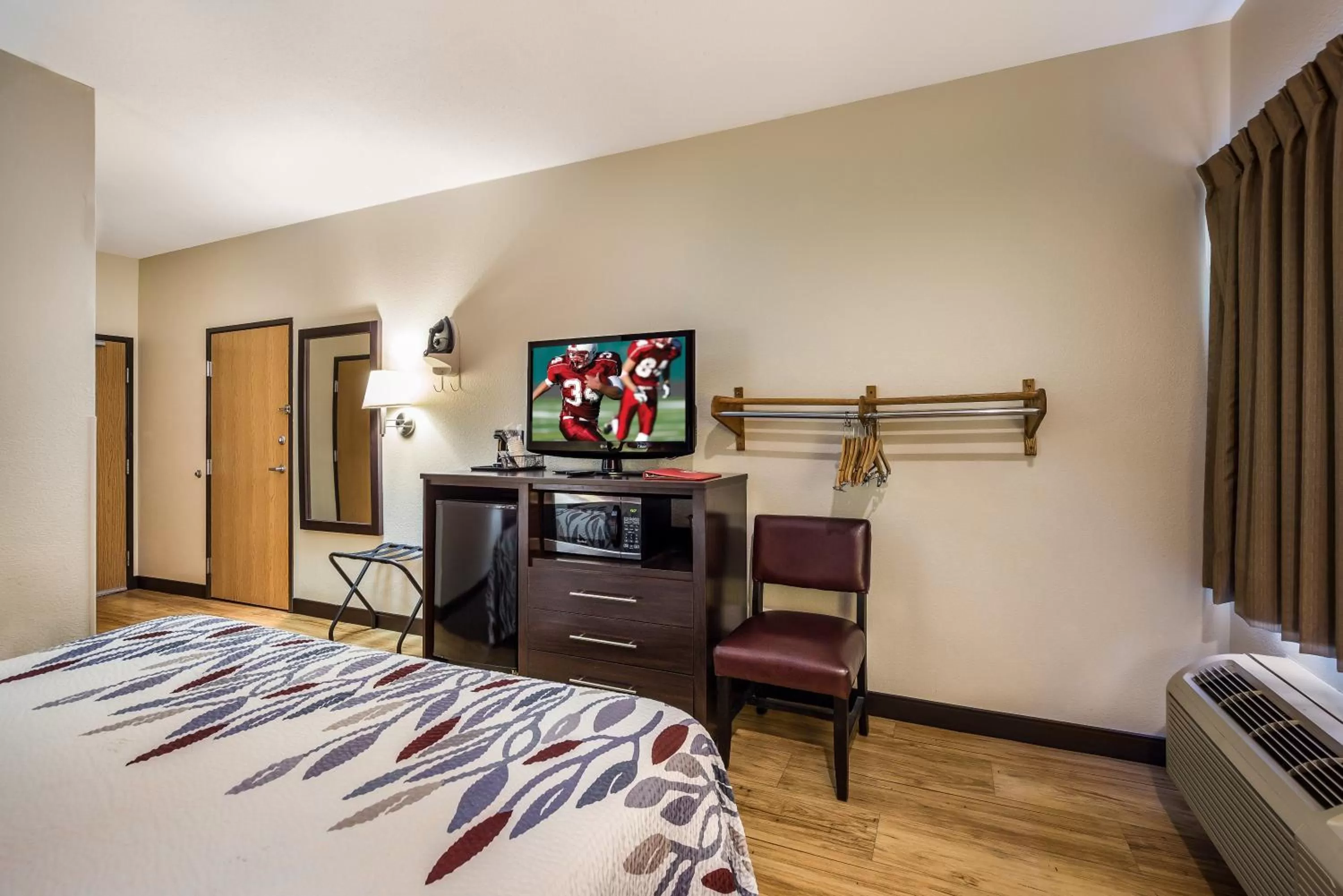 Bedroom, Bed in Red Roof Inn St Louis - Troy, IL