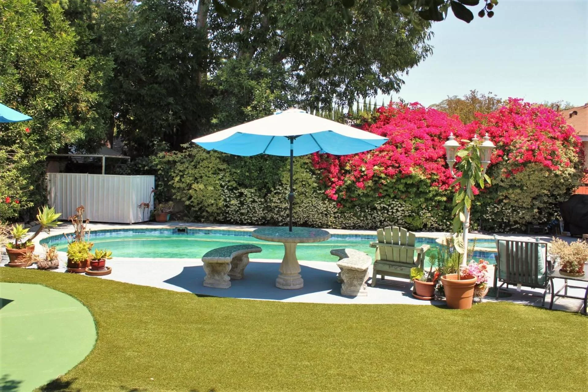 Swimming pool in Sweet Dreams B&B LA