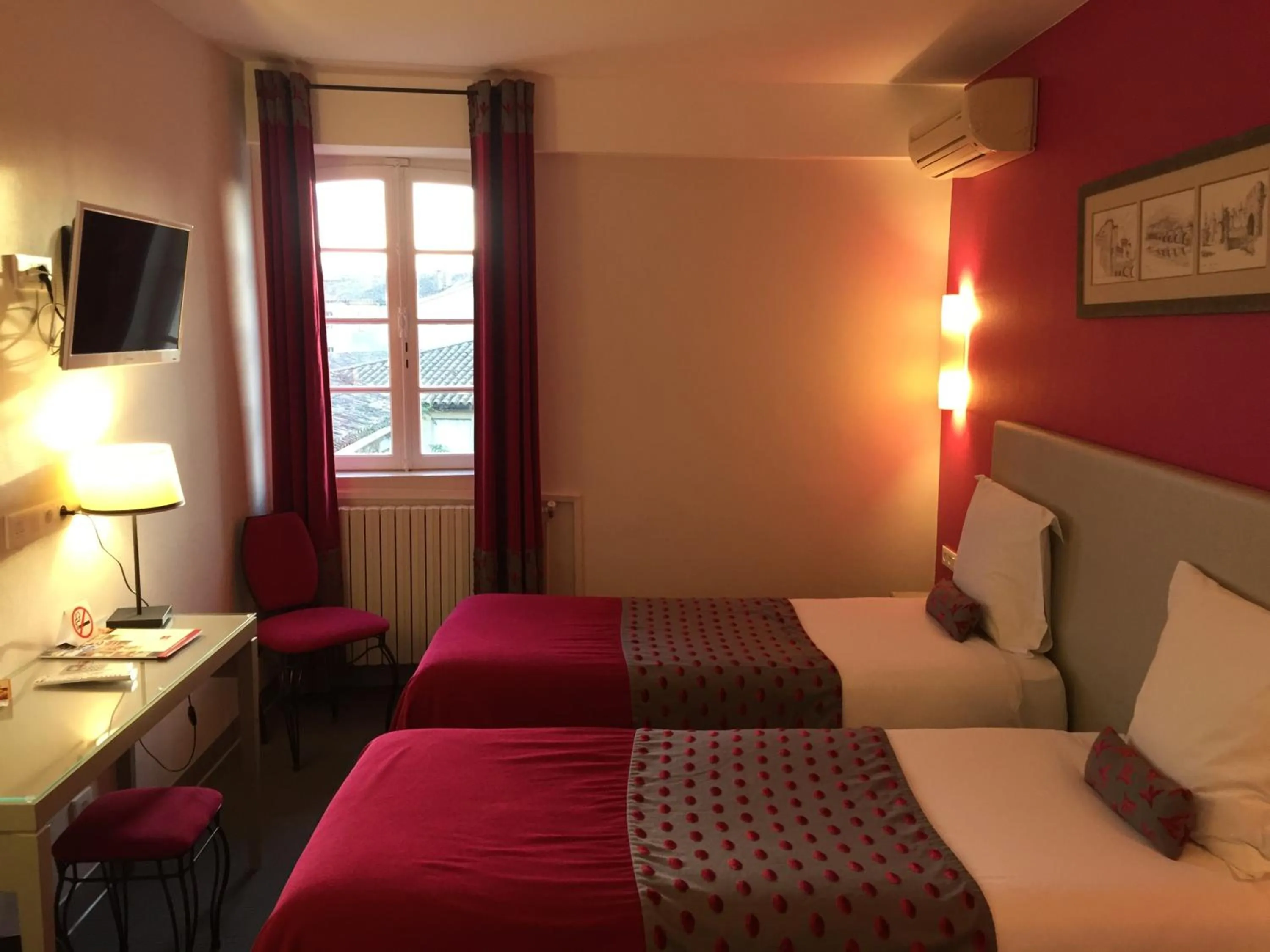 Photo of the whole room, Bed in Hotel Du Pont Vieux