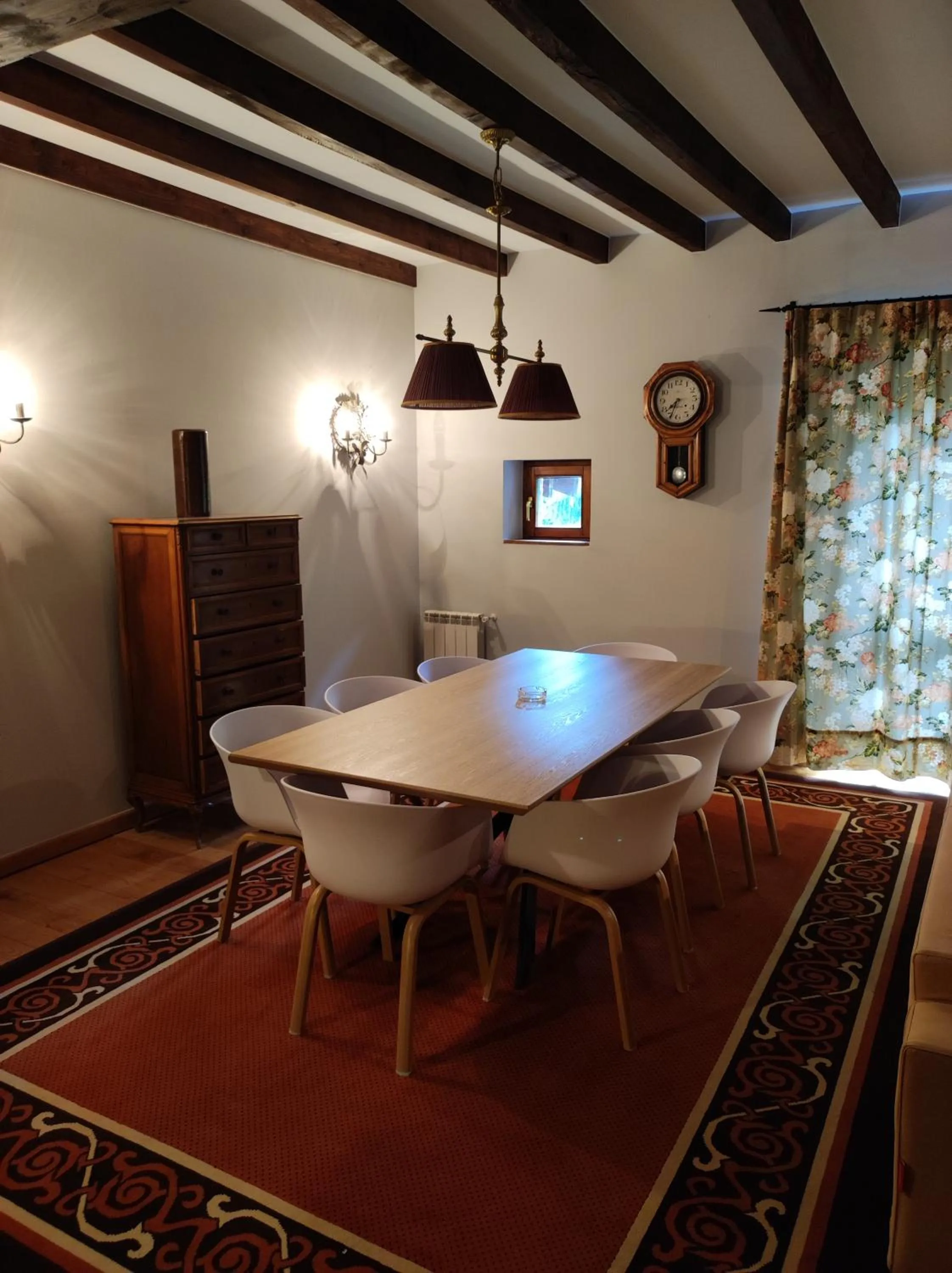 Dining area in Viviendas Rurales El Covaju