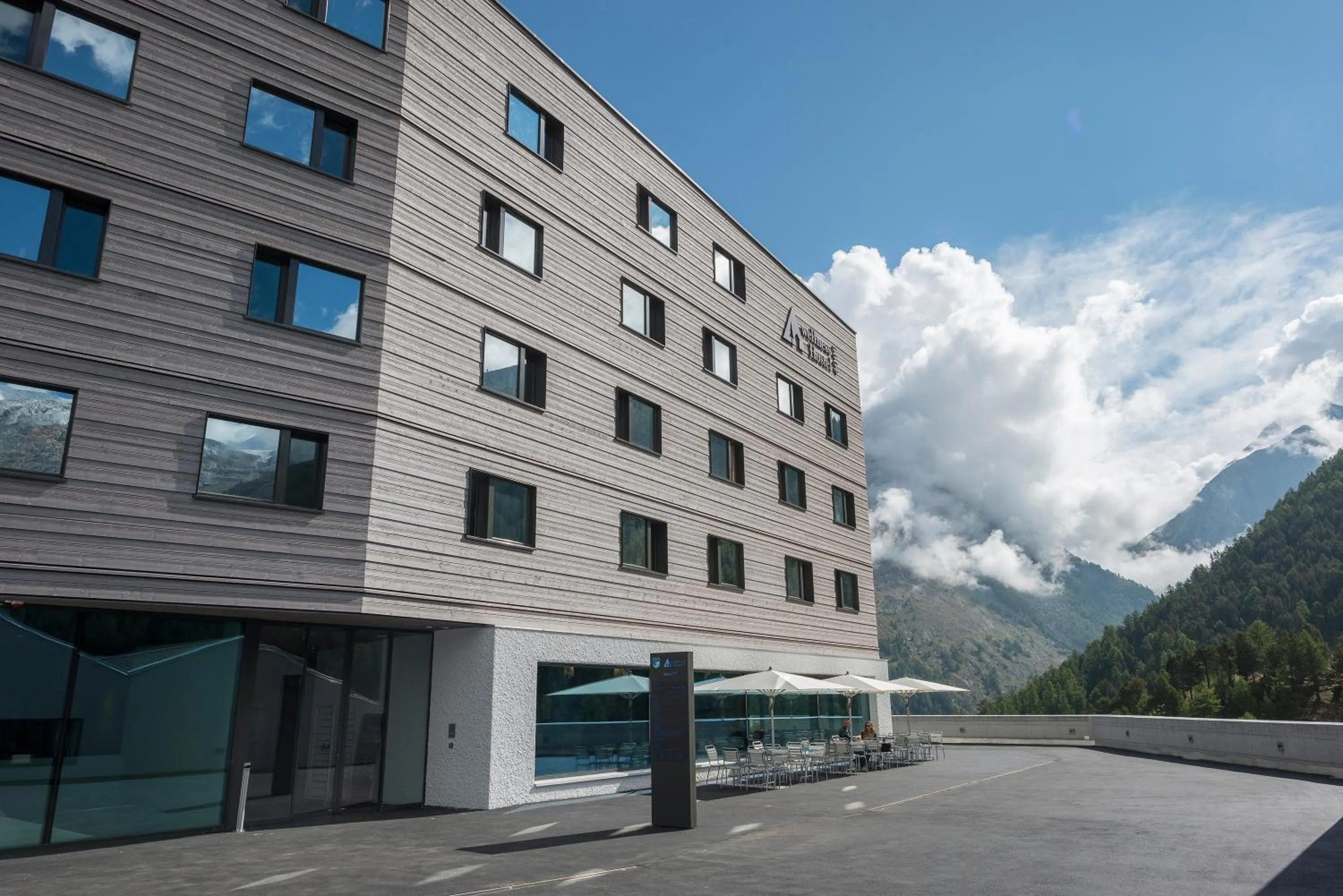 Facade/entrance in Saas-Fee wellnesshostel4000