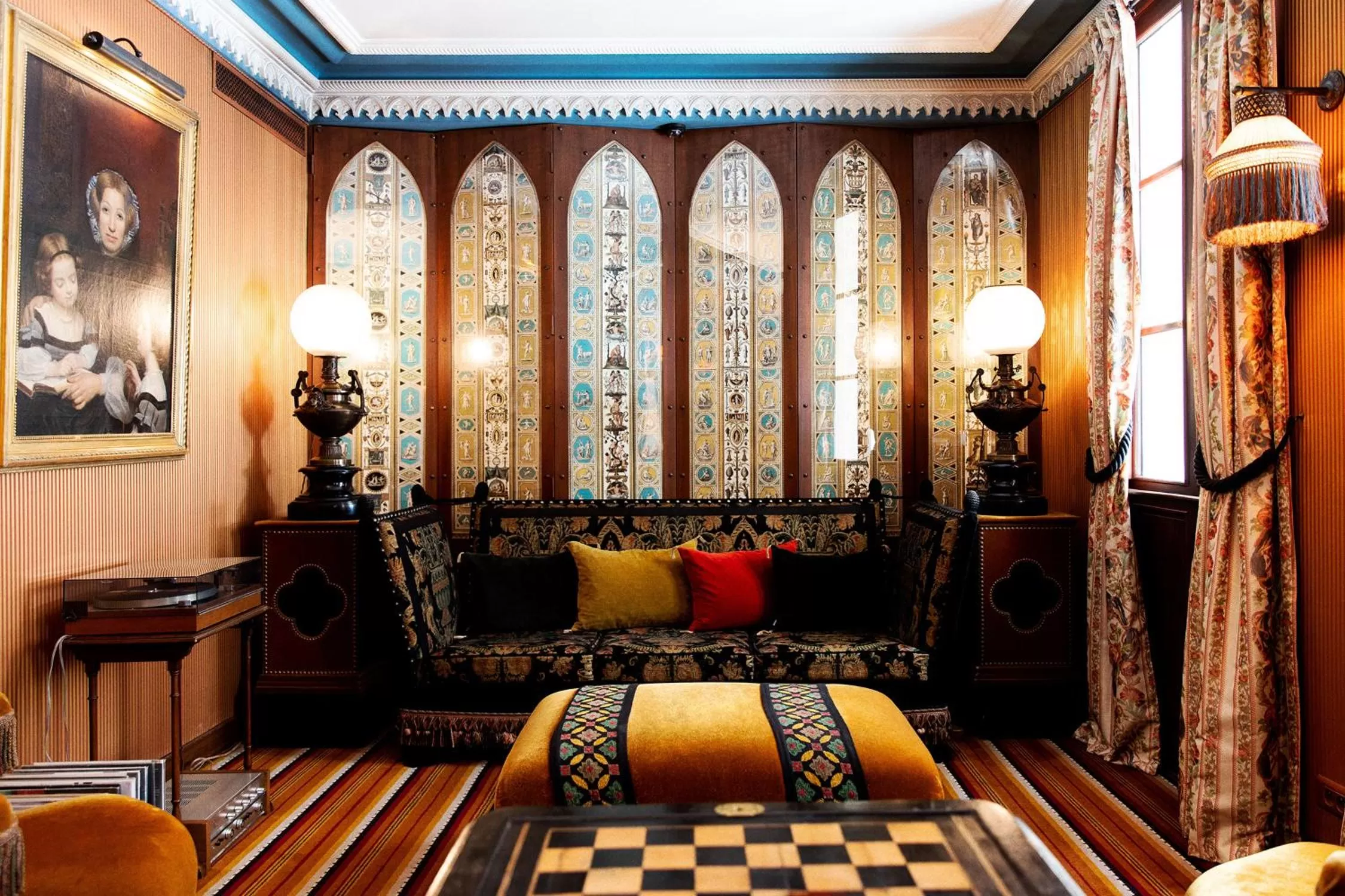 Living room, Bed in Hôtel Bourg Tibourg - Paris Marais