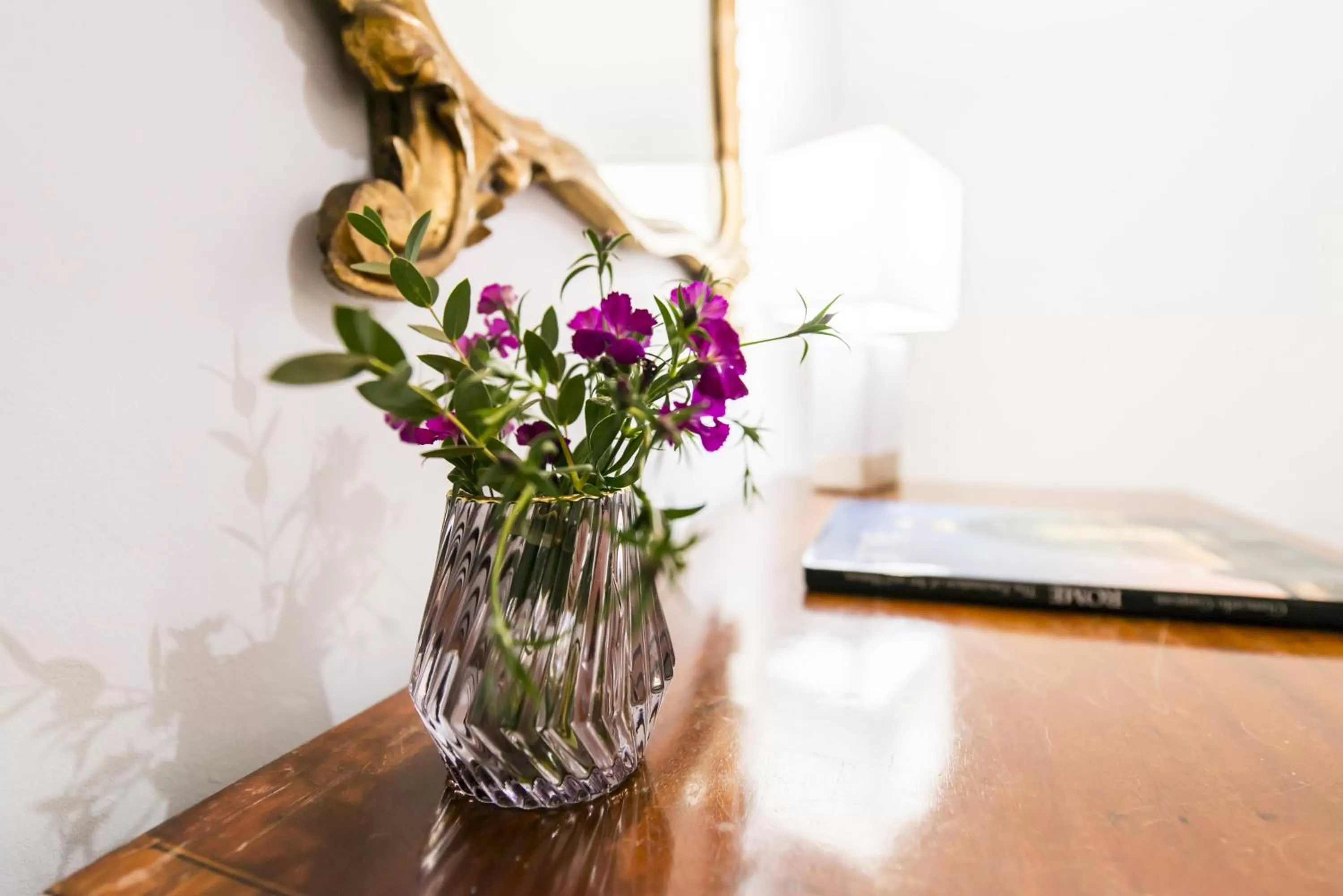 Decorative detail in Vicolo dell'Aquila - Residenze Romanae
