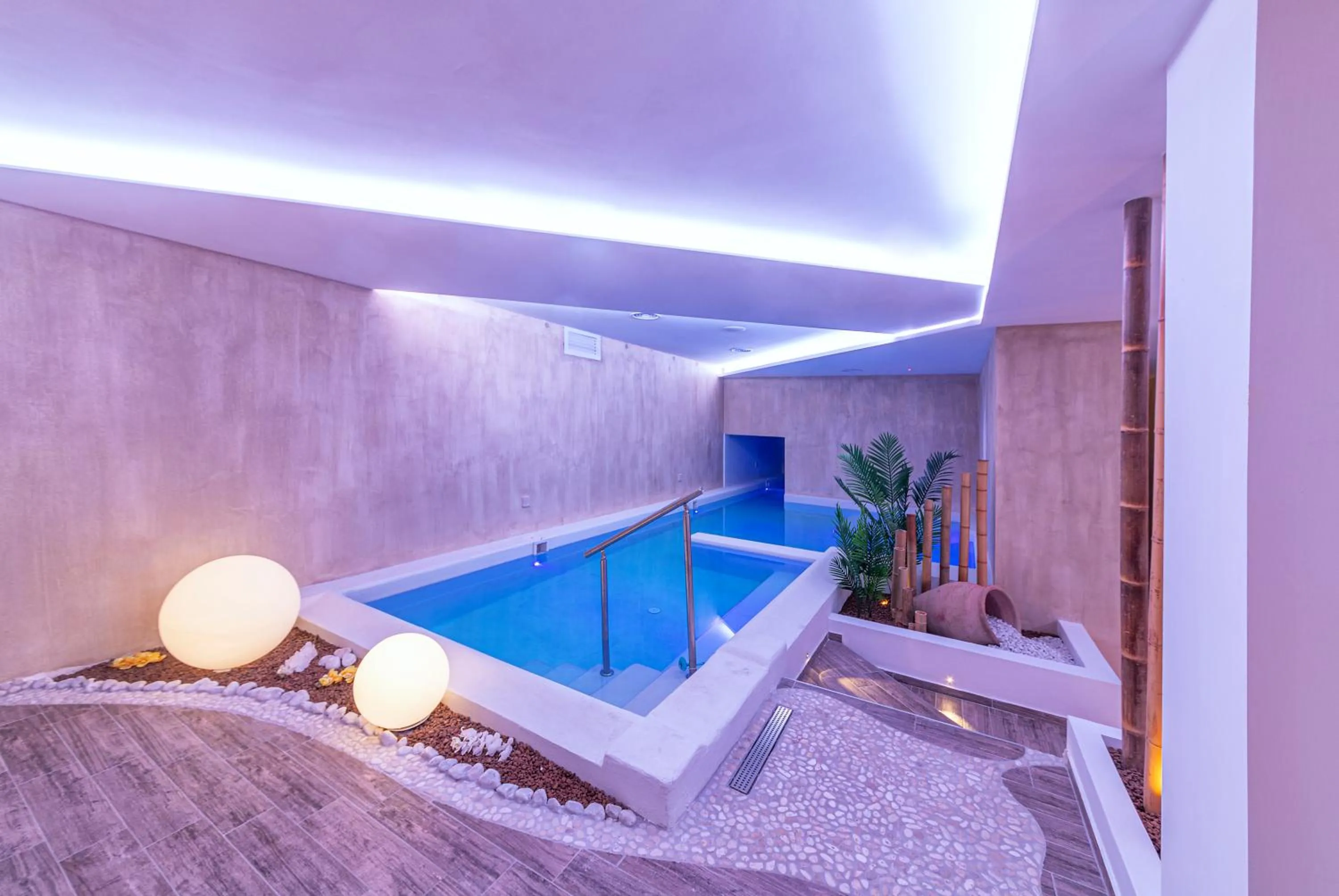 Swimming pool in Royal Sunset Hotel