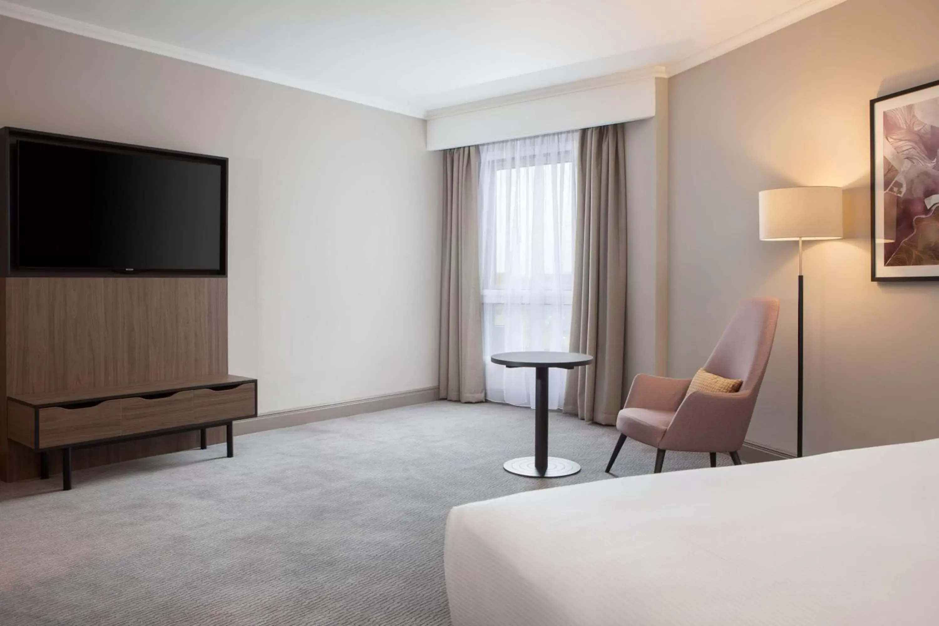 Accessible Guest Room in DoubleTree by Hilton Dartford Bridge Accessible Guest Room in DoubleTree by Hilton Dartford Bridge