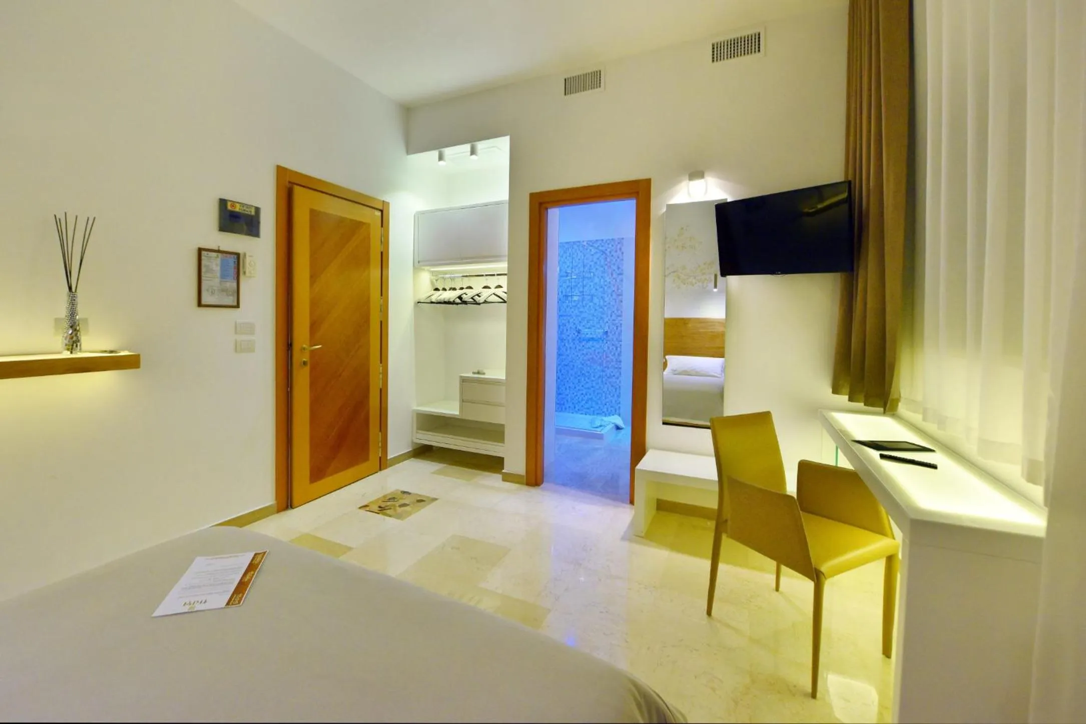 Bathroom, Bed in Hotel d'Altavilla