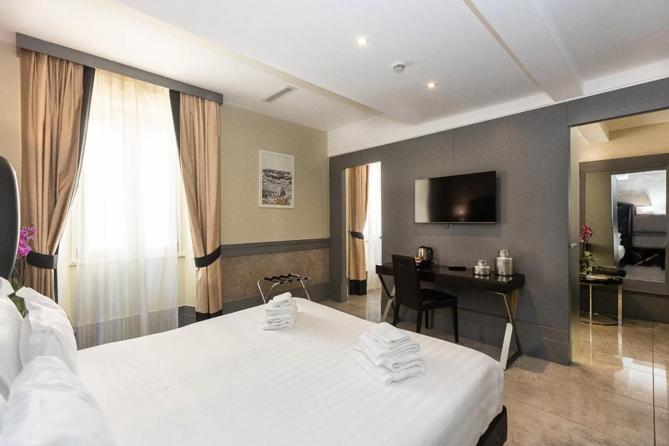 Photo of the whole room, Bed in Hotel Castellino Roma