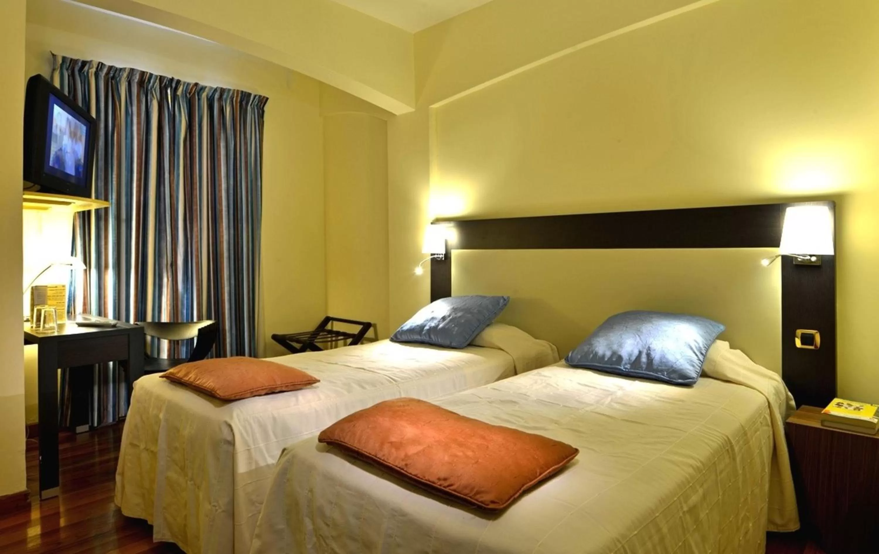 Photo of the whole room, Bed in Le Juliette Dodu- Le charme d'un monument historique