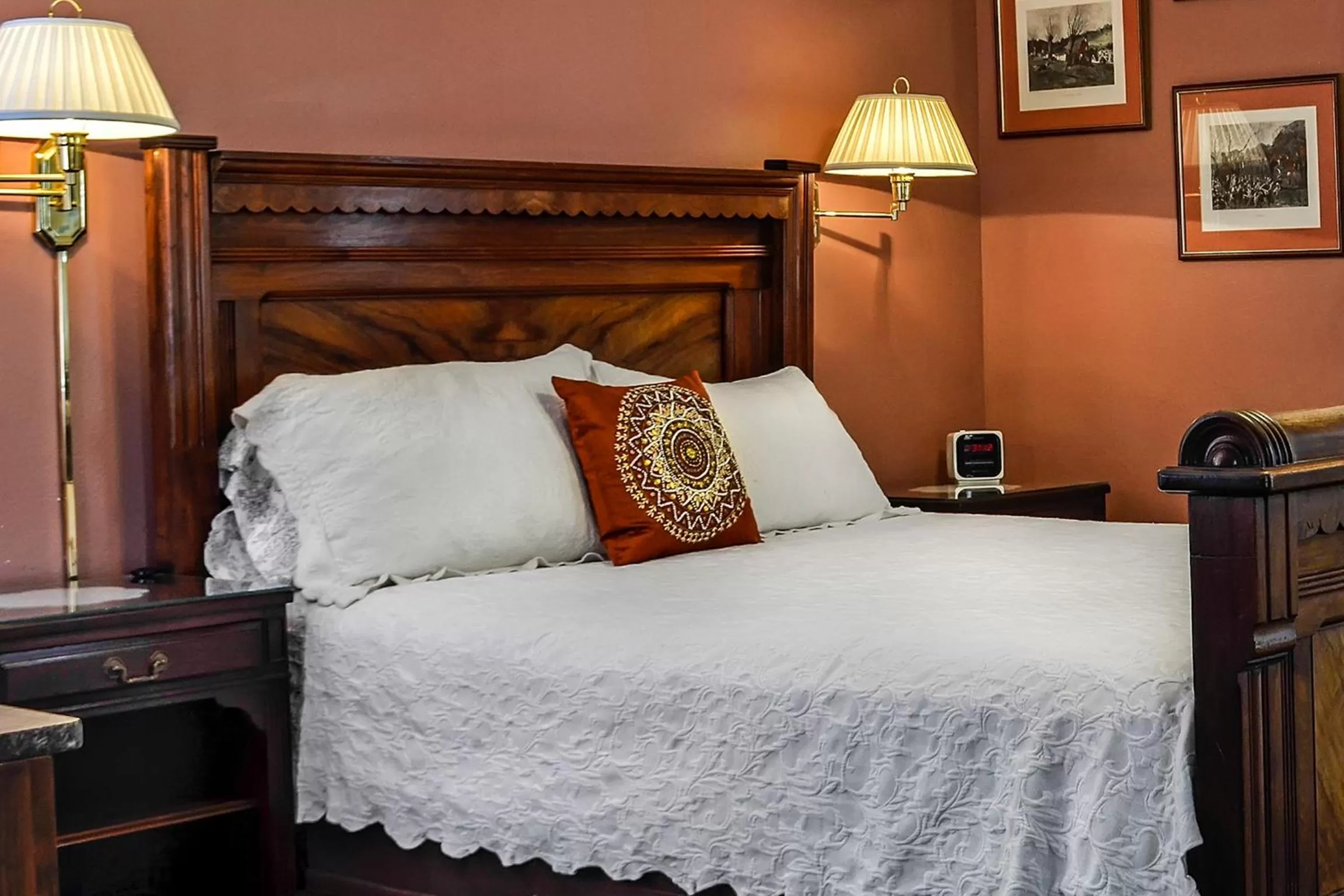 Bed in Rose Manor Bed & Breakfast