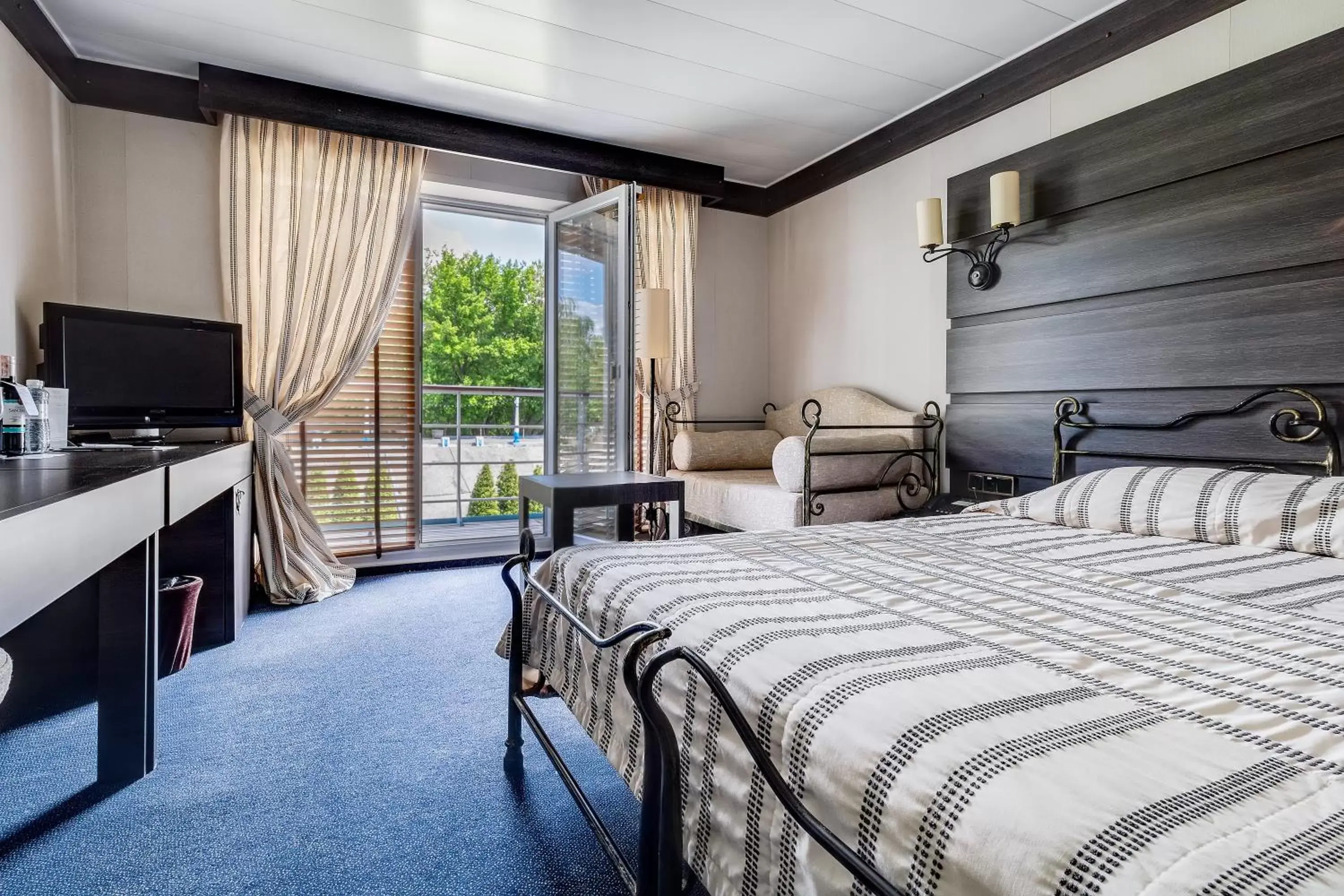 Classic Double Room with Park View in Bakkara Hotel Classic Double Room with Park View in Bakkara Hotel