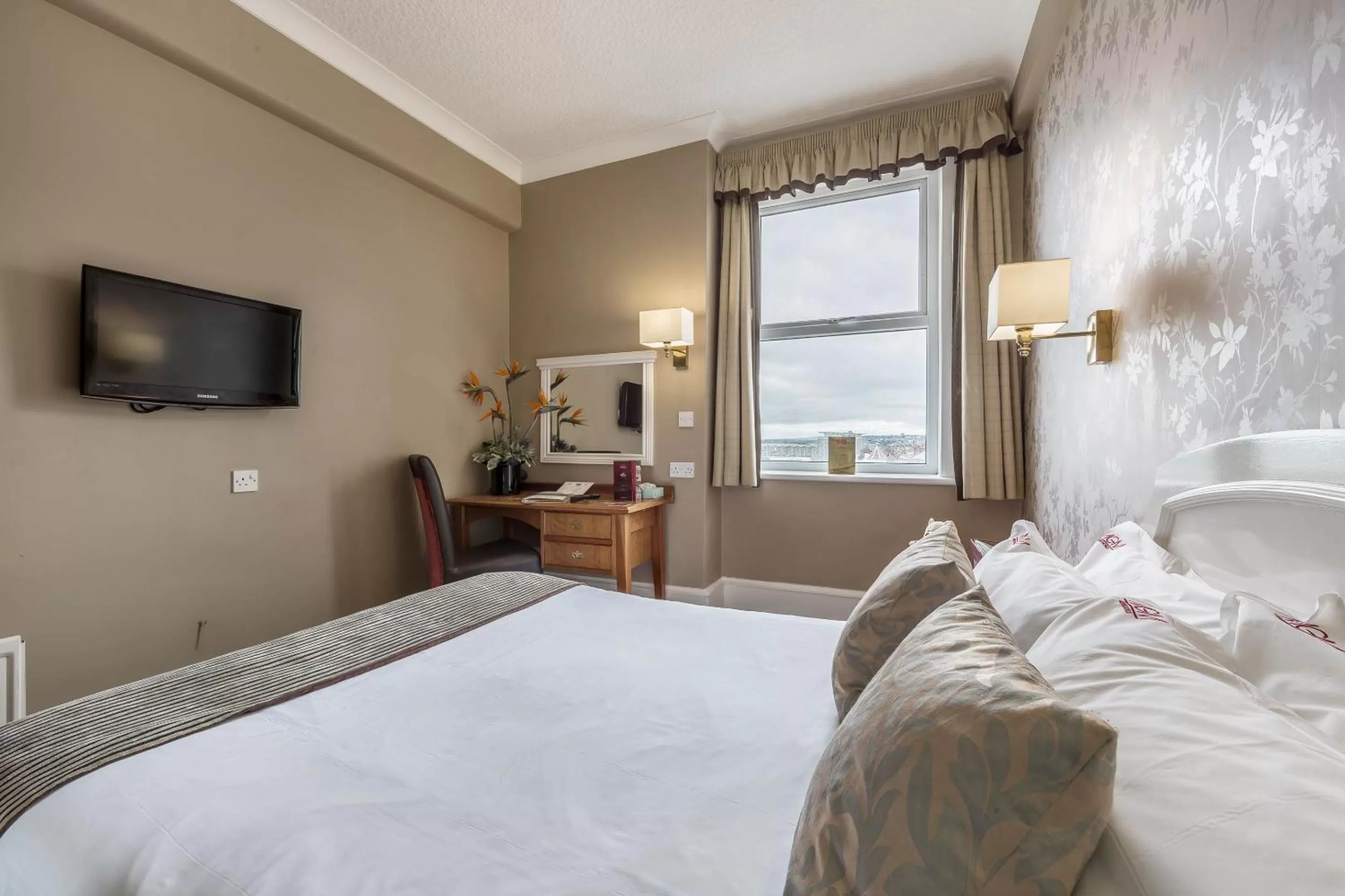 Bedroom, Bed in Muthu Westcliff Hotel (Near London Southend Airport)
