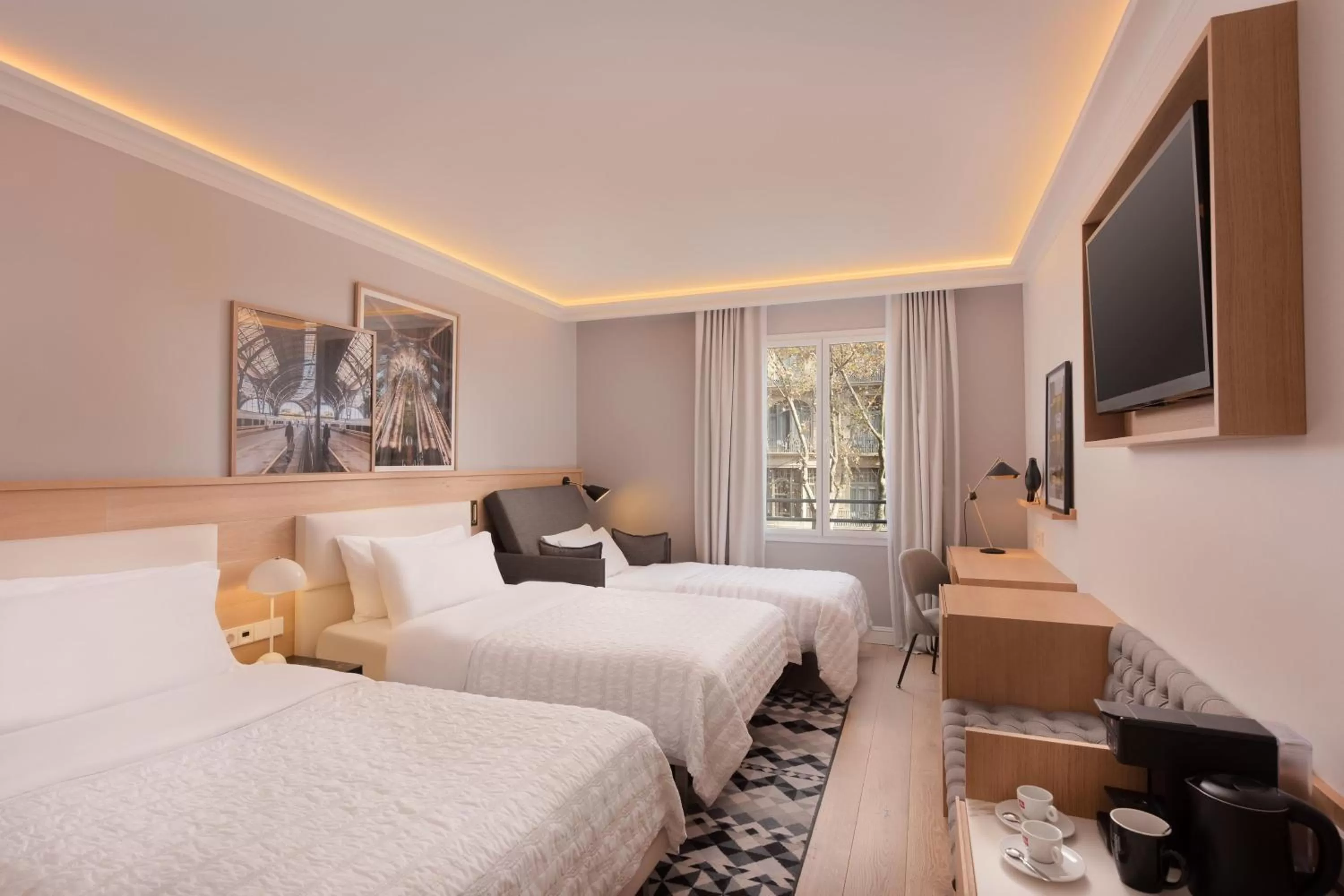 Photo of the whole room, Bed in Le Meridien Barcelona