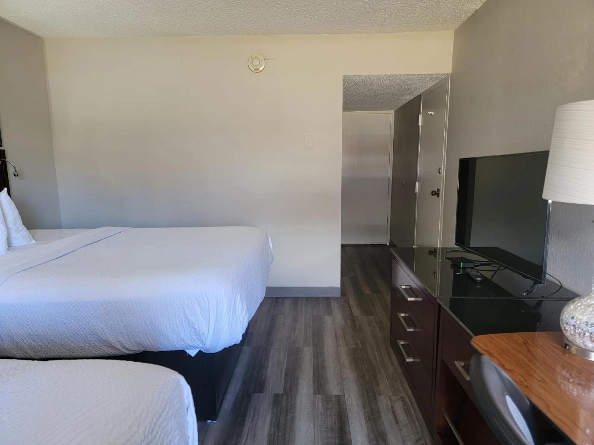 Photo of the whole room, Bed in Executive Inn & Suites