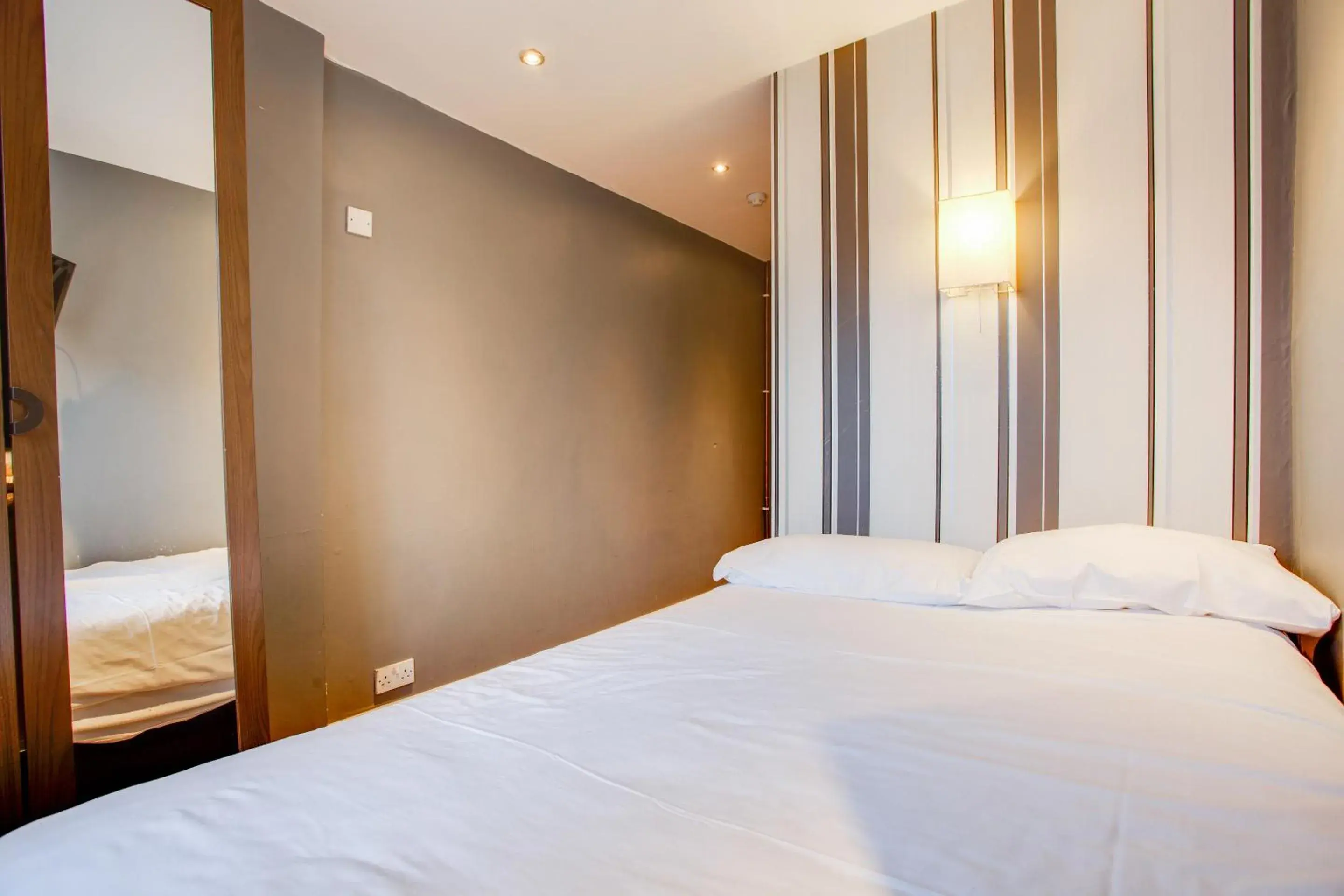 Economy Single Room in Somerset Hotel Baker Street London Economy Single Room in Somerset Hotel Baker Street London