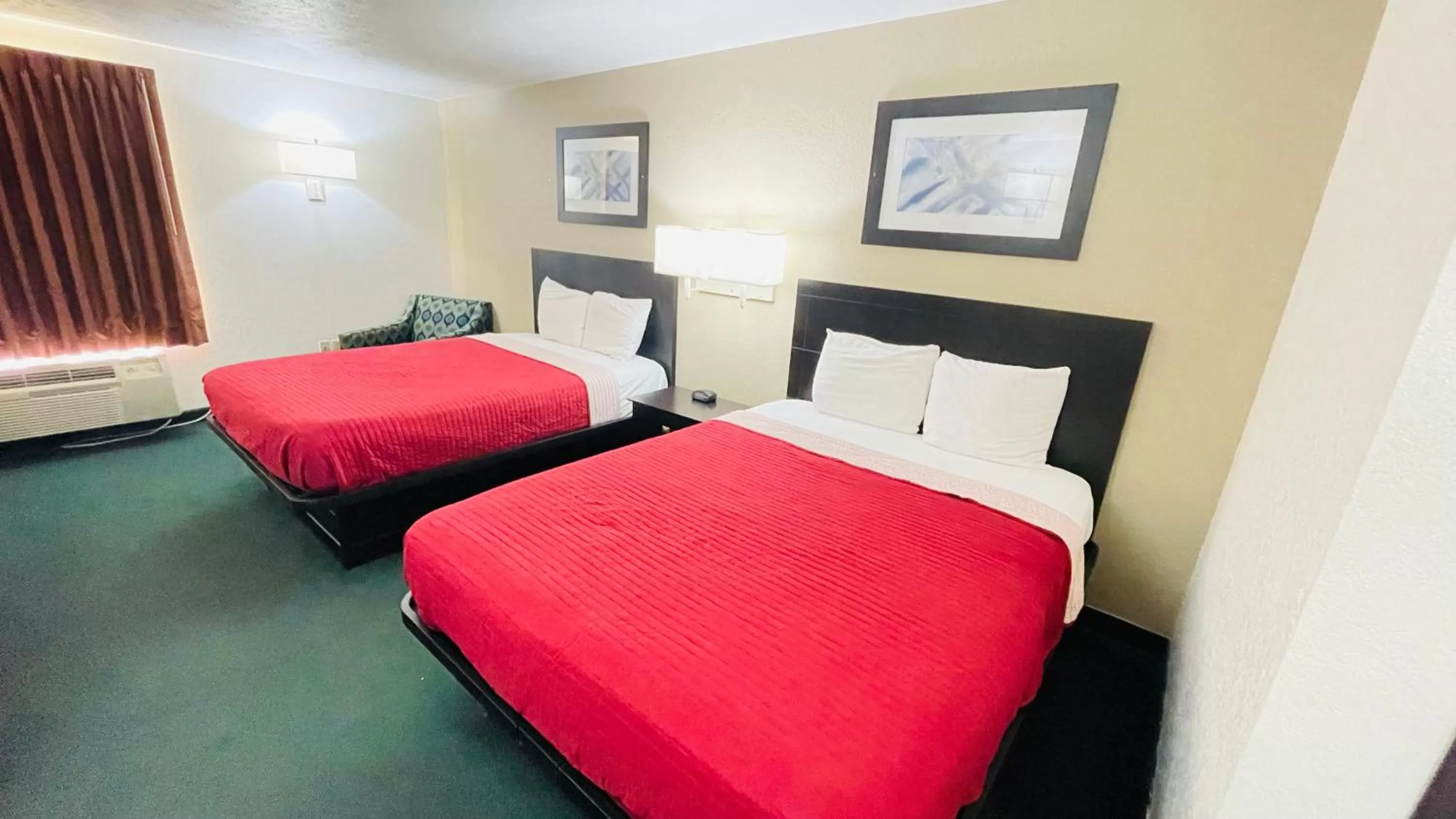Bed in Americas Best Value Inn Pinckneyville
