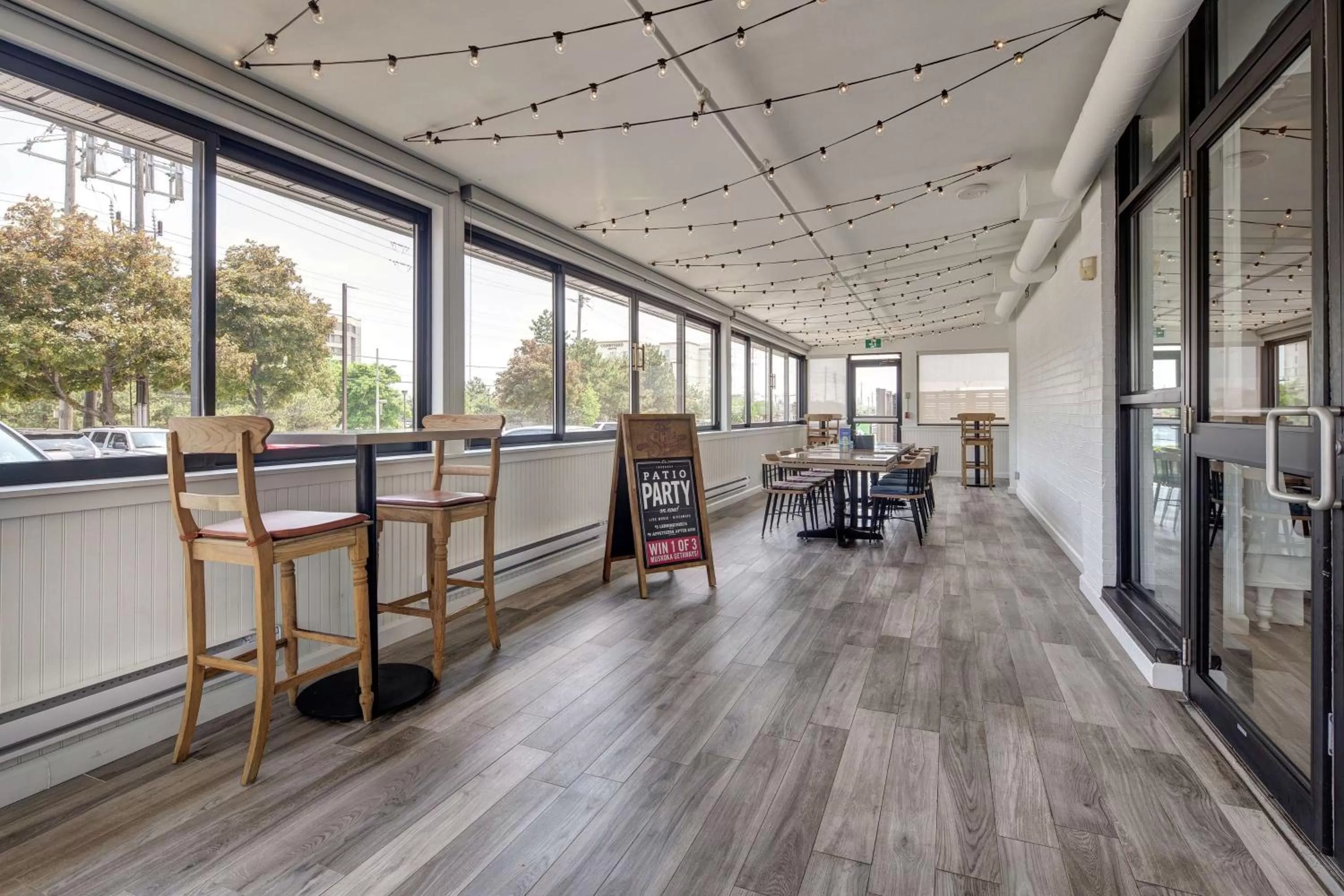 Restaurant/places to eat in Doubletree by Hilton Toronto Airport, ON