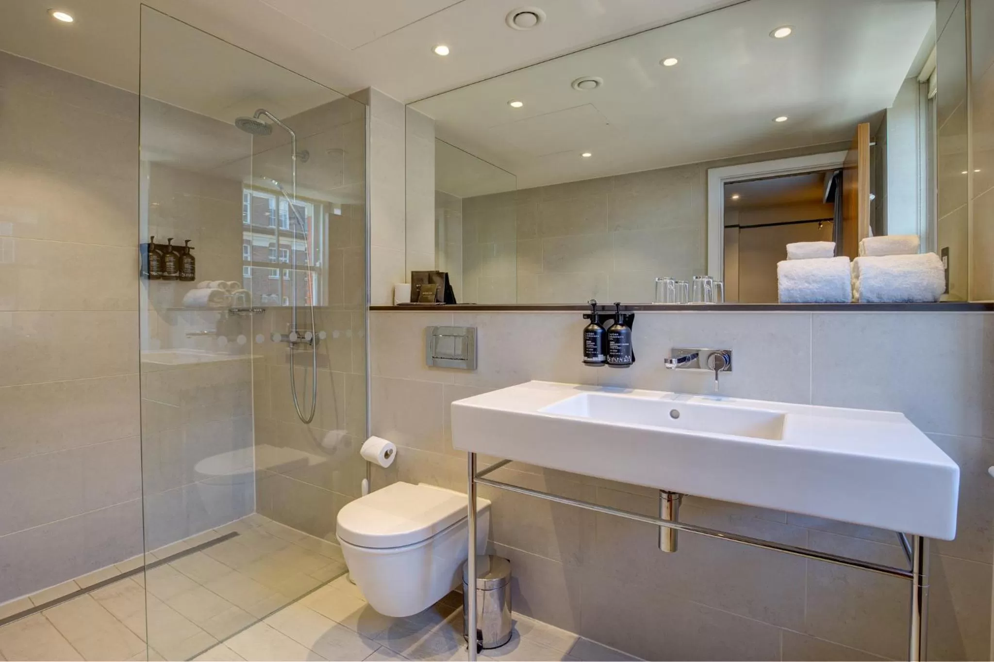 Photo of the whole room in Morton Hotel