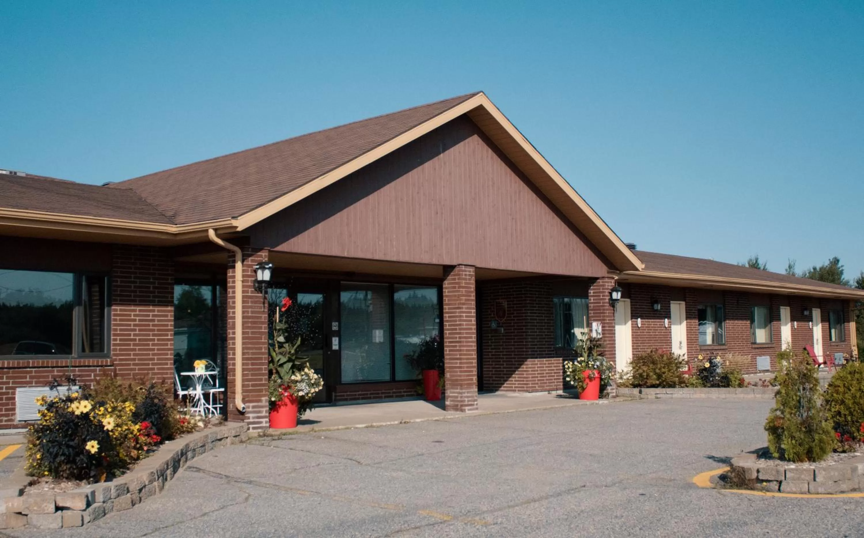 Property building in Hôtel Le Voyageur