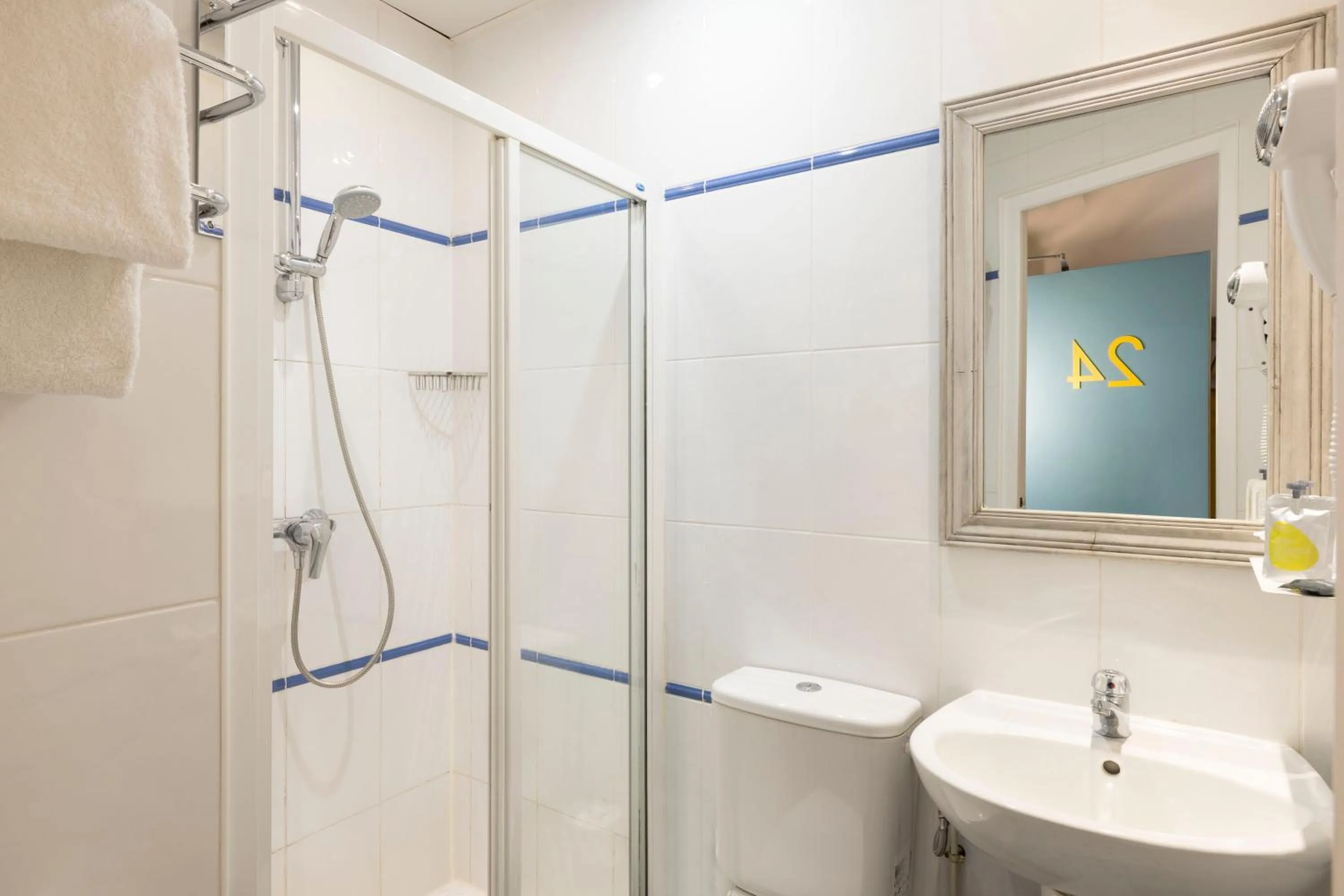 Shower in Le Regent Montmartre by Hiphophostels