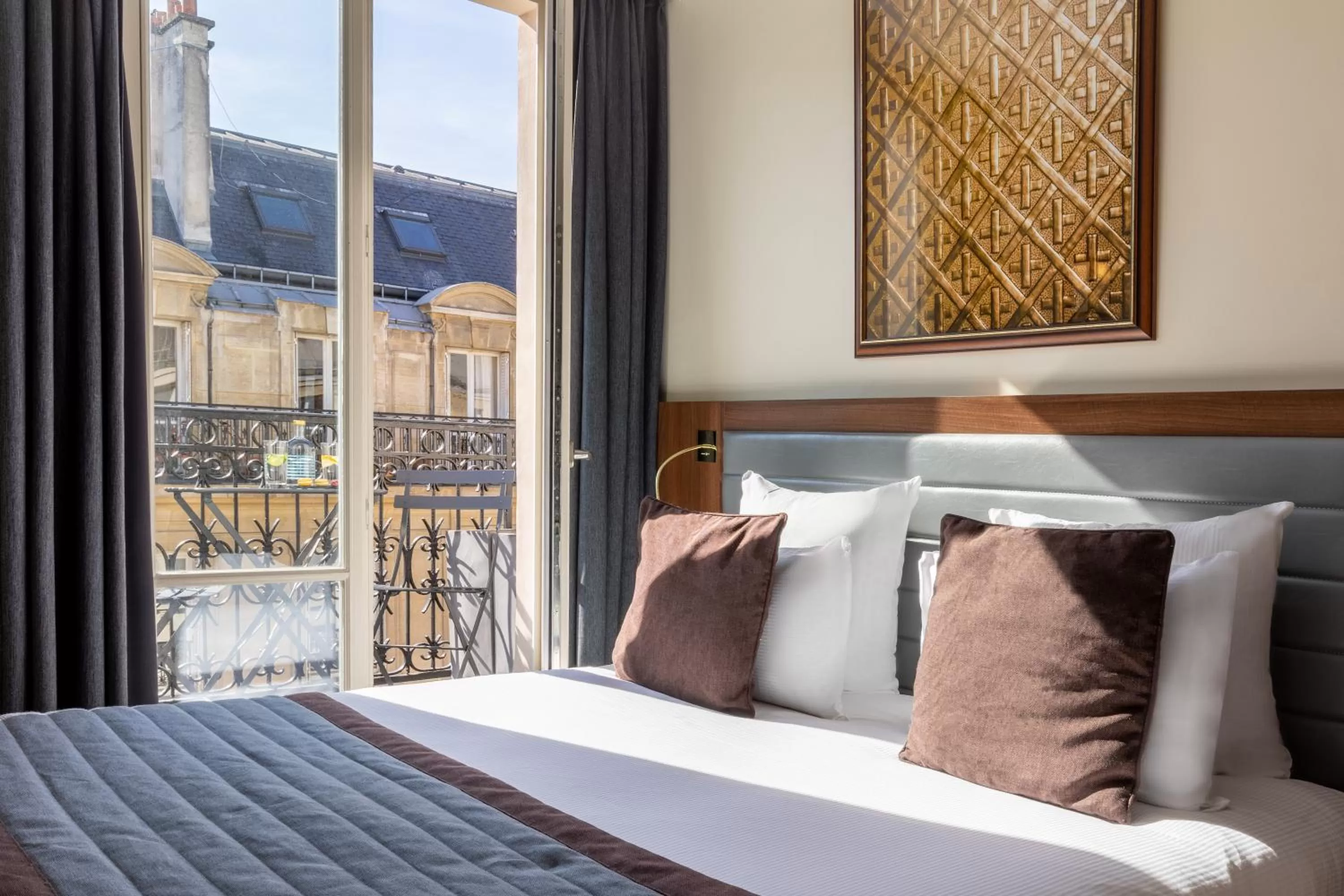 Bedroom, Bed in Hôtel Mayflower Opera