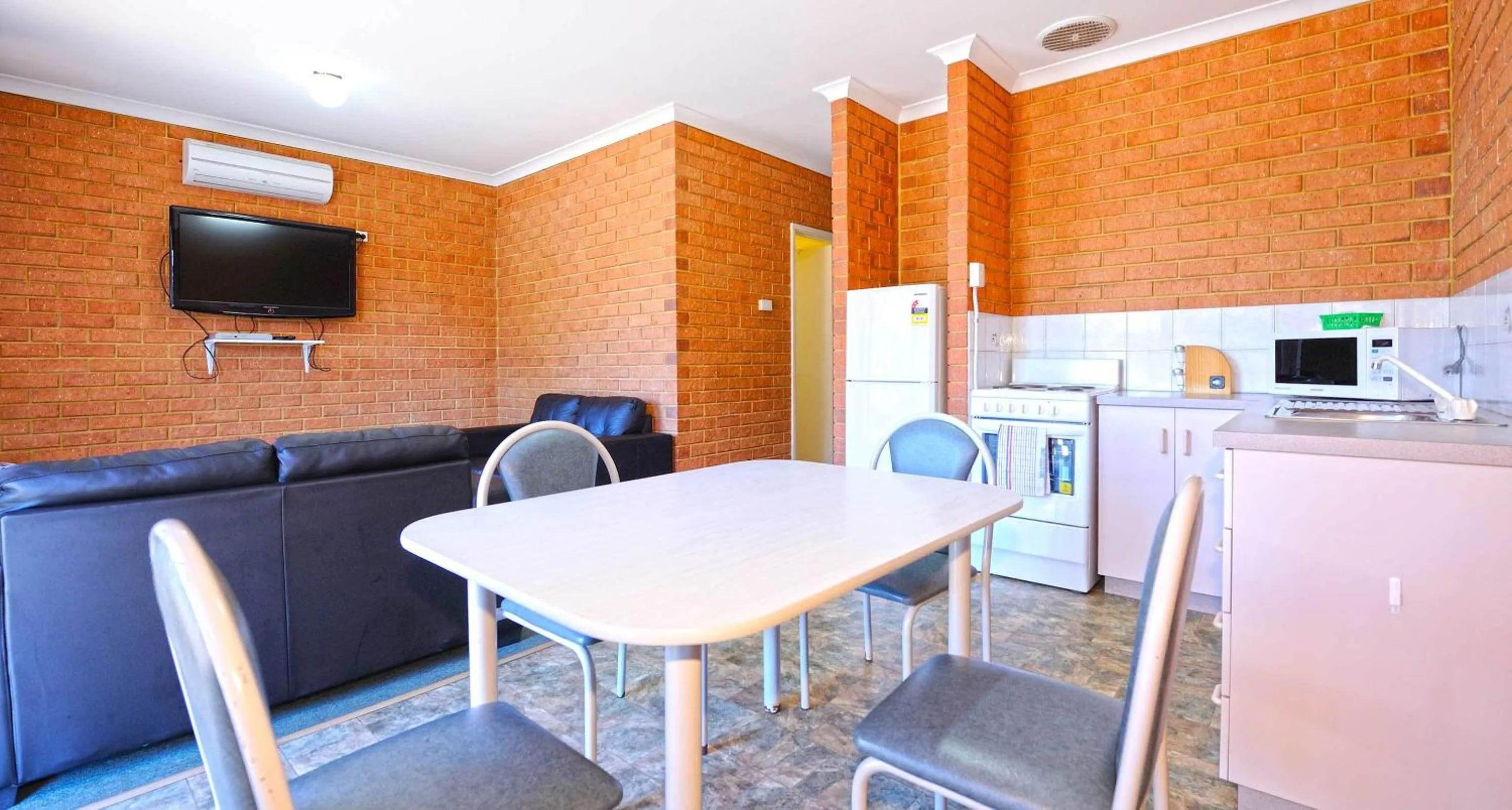 Dining area in Abrolhos Reef Lodge
